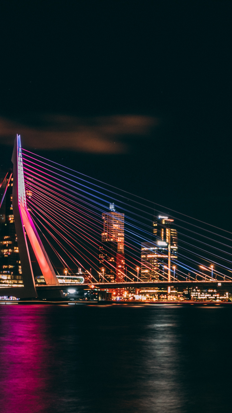 Pont Illuminé Pendant la Nuit. Wallpaper in 750x1334 Resolution