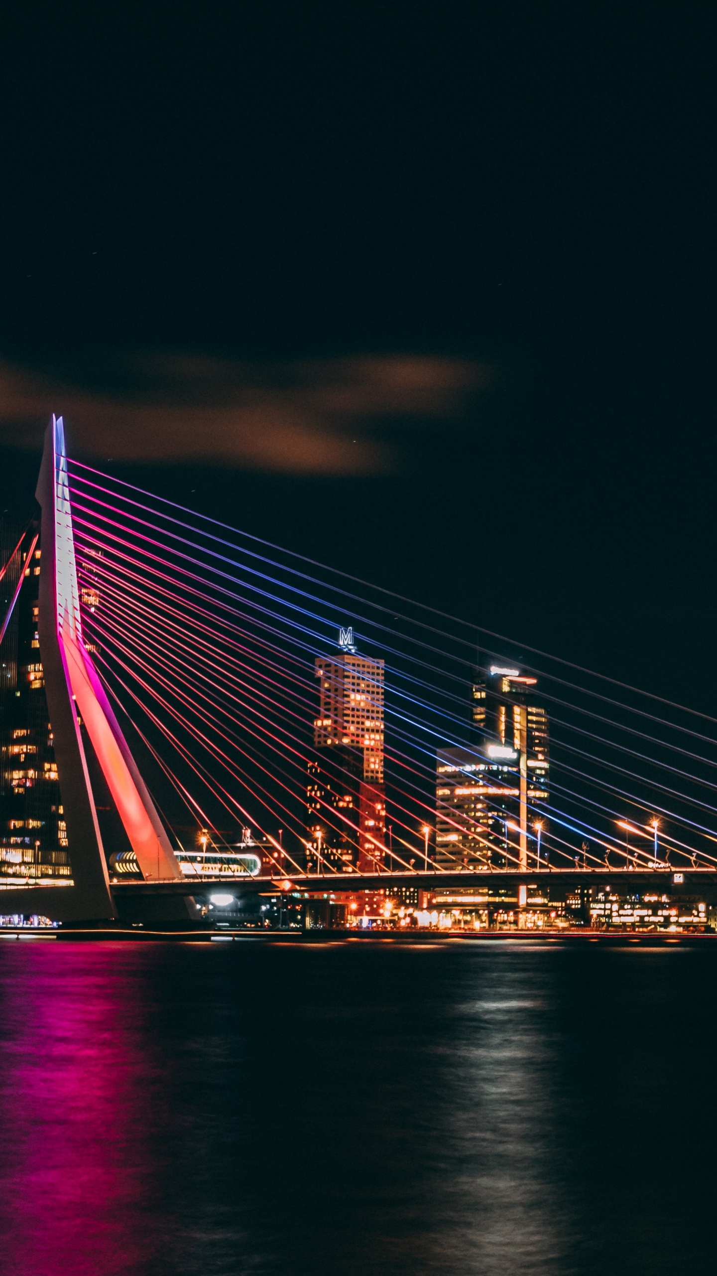 Puente Iluminado Durante la Noche. Wallpaper in 1440x2560 Resolution