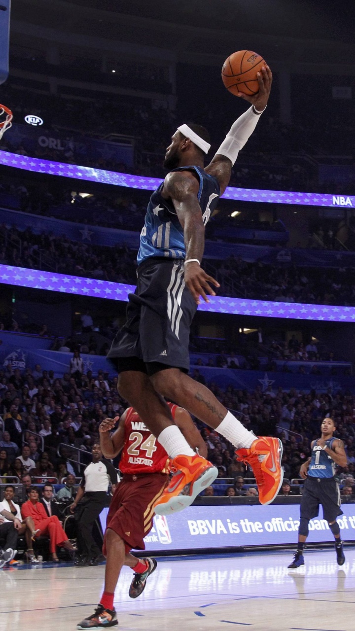 Mann in Schwarzem Jersey-Shirt Und Shorts Spielt Basketball. Wallpaper in 720x1280 Resolution