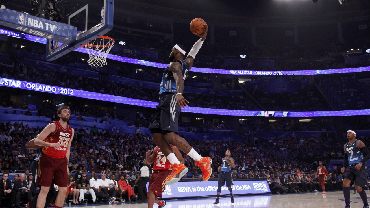 Hombre en Camiseta Negra y Pantalones Cortos Jugando Baloncesto. Wallpaper in 1280x720 Resolution