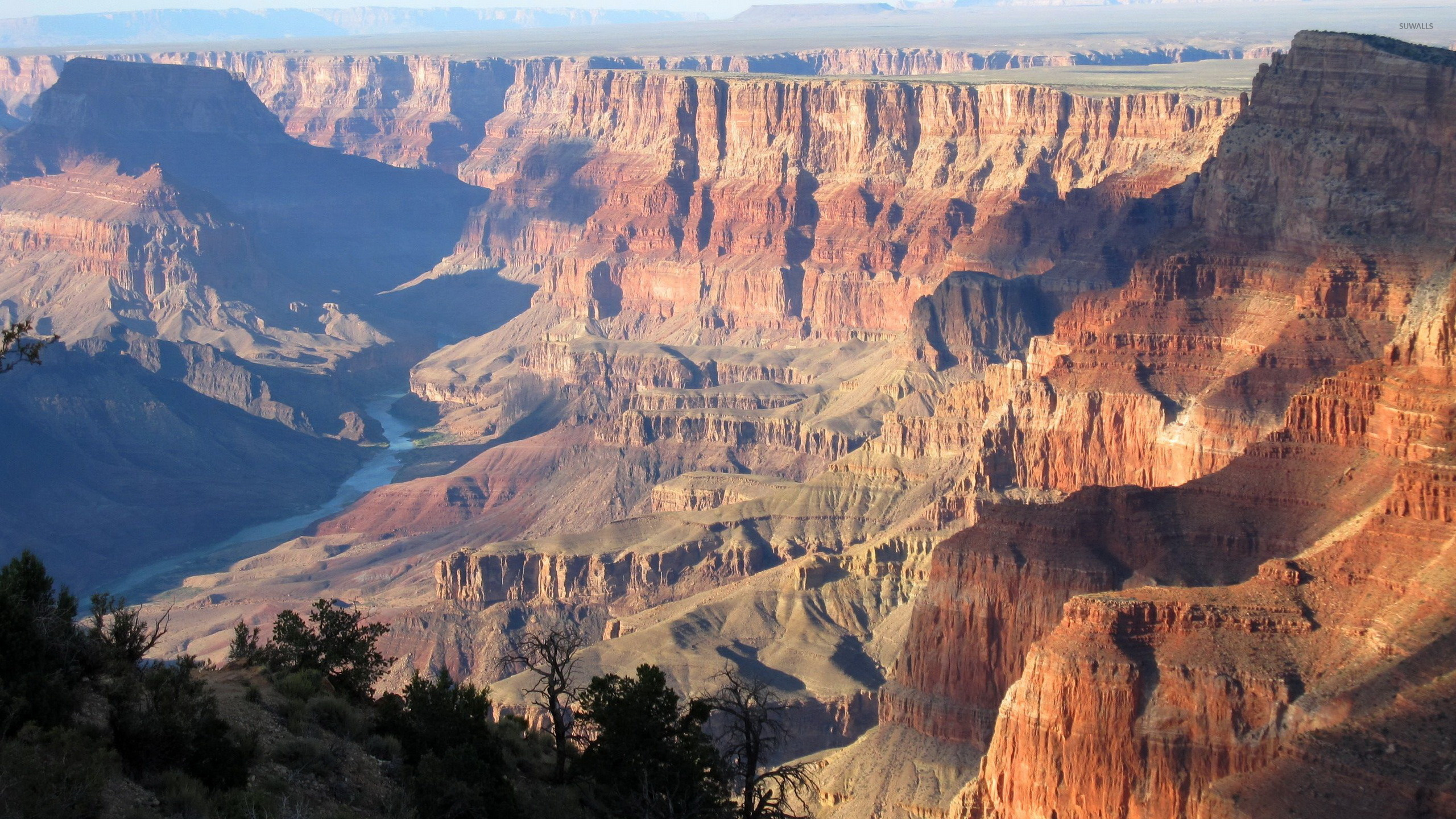 Montaña Rocosa Marrón Bajo un Cielo Azul Durante el Día. Wallpaper in 2560x1440 Resolution