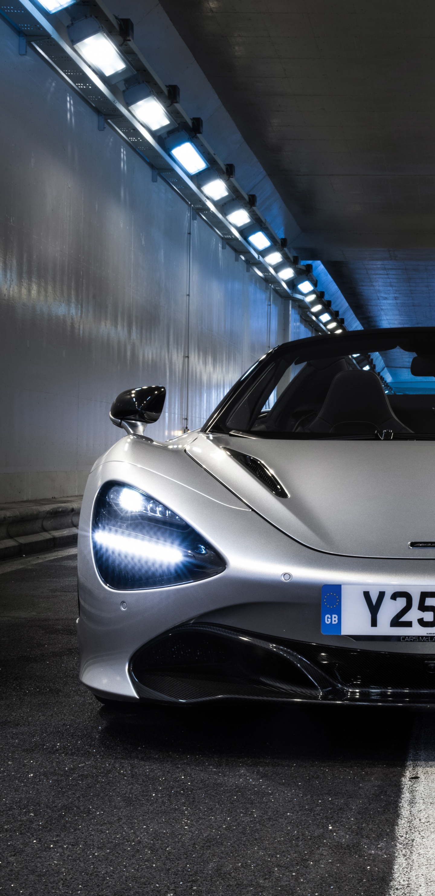 Argent Bmw m 3 Garé Sur Tunnel. Wallpaper in 1440x2960 Resolution