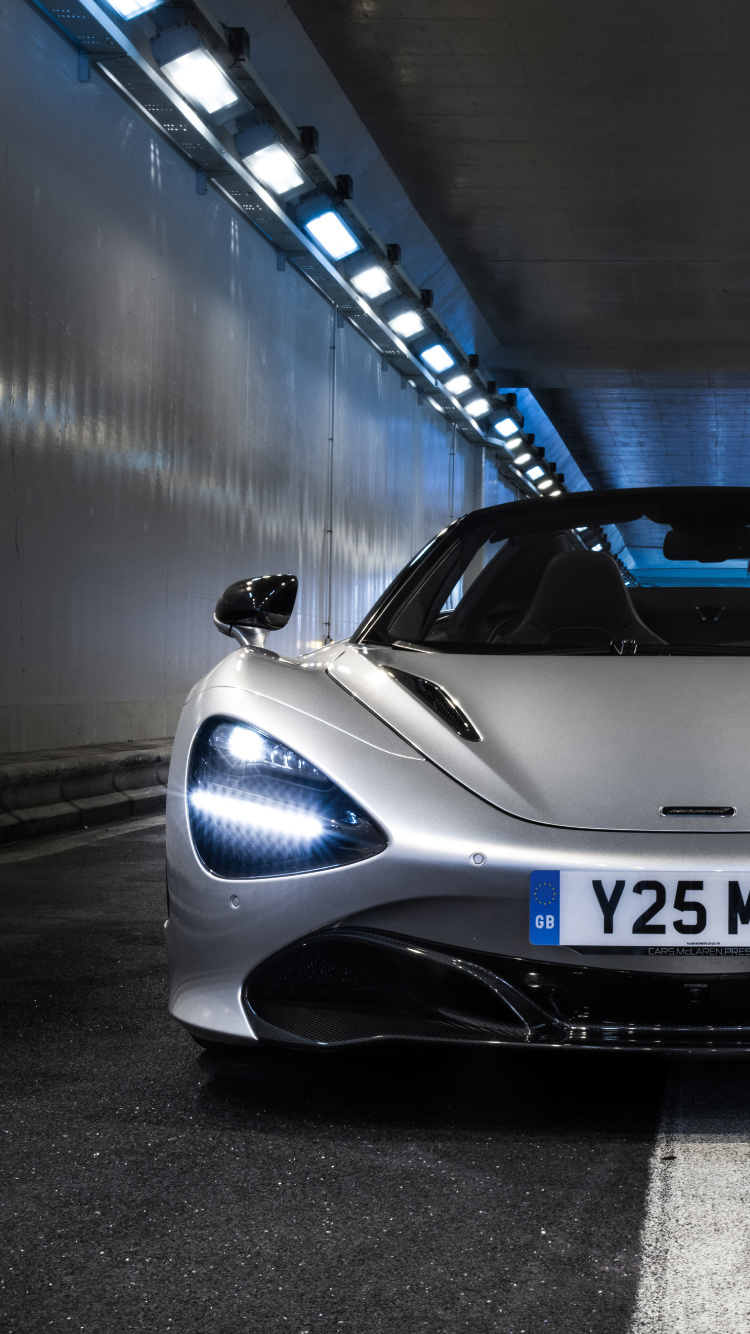 Argent Bmw m 3 Garé Sur Tunnel. Wallpaper in 750x1334 Resolution