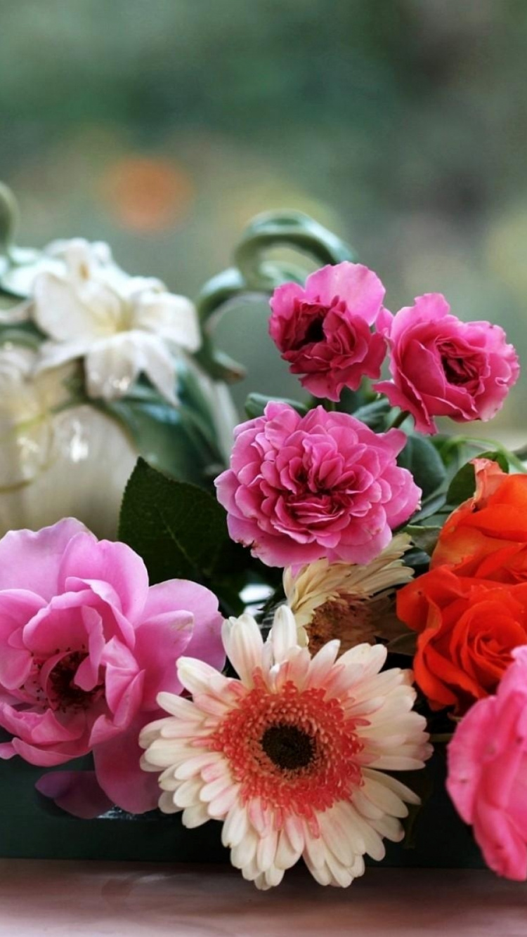 Flores Rosas y Blancas en Tetera de Cerámica Blanca. Wallpaper in 750x1334 Resolution