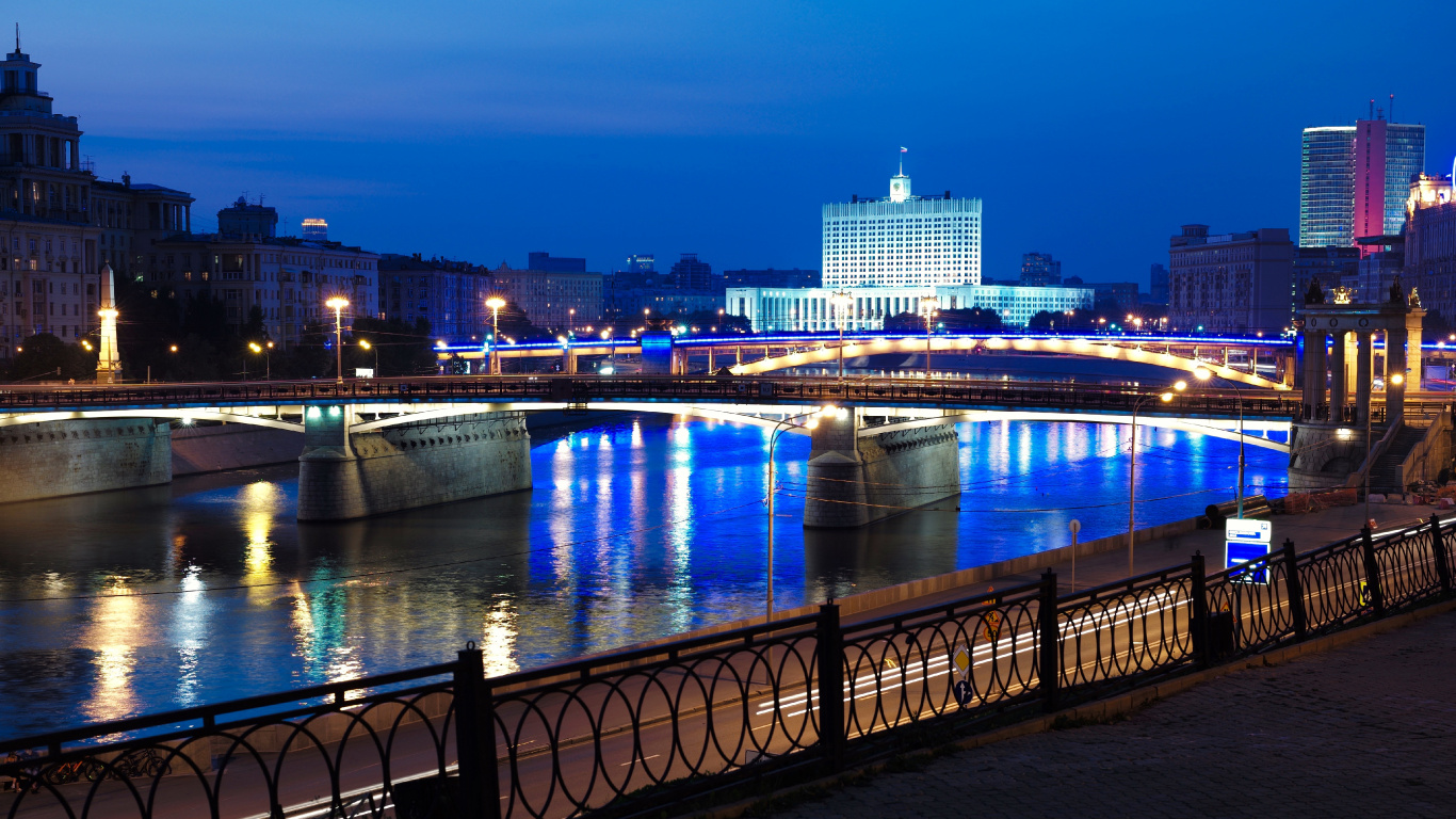 Brücke Über Den Fluss Während Der Nacht. Wallpaper in 1366x768 Resolution