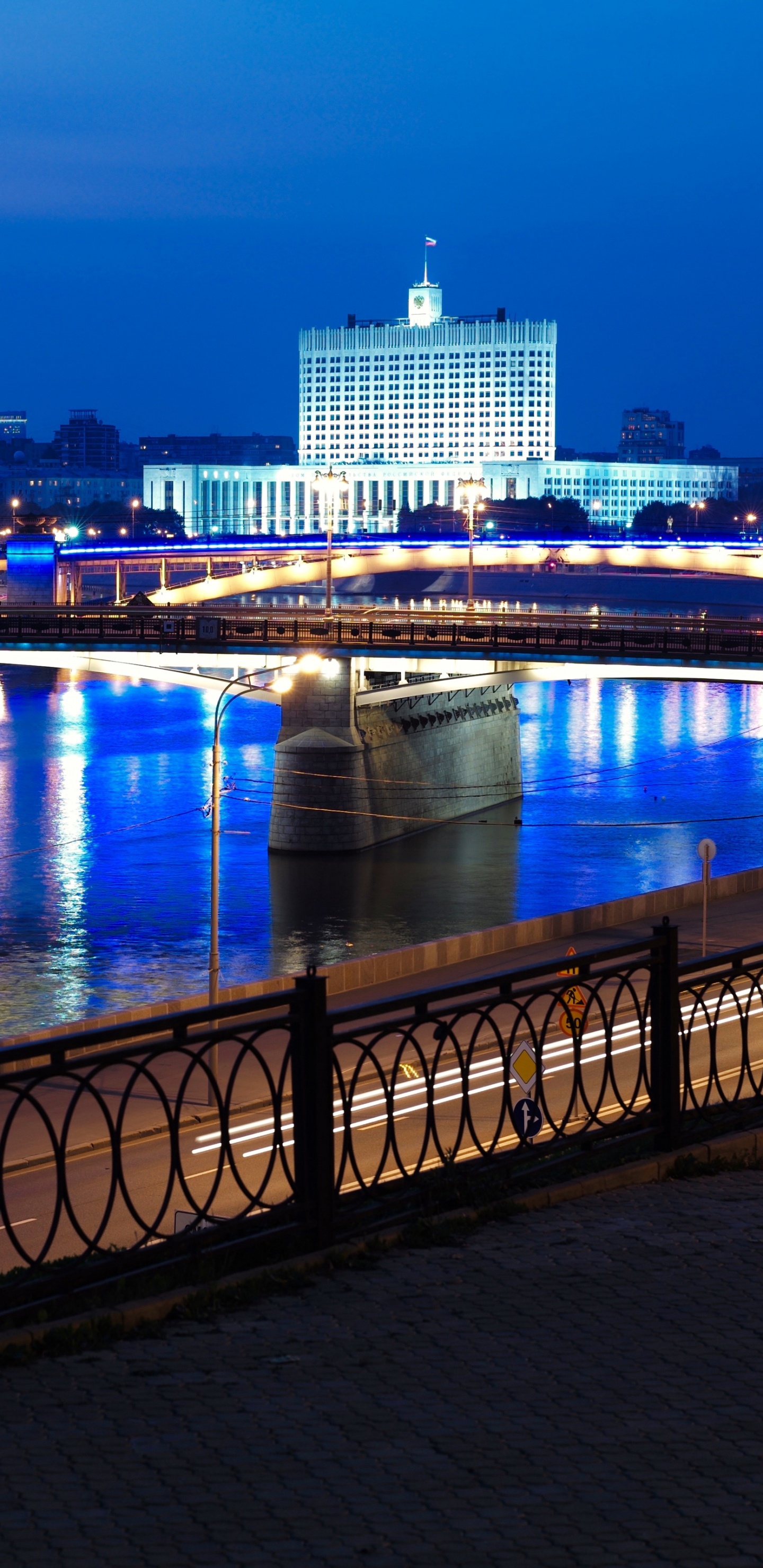 Brücke Über Den Fluss Während Der Nacht. Wallpaper in 1440x2960 Resolution