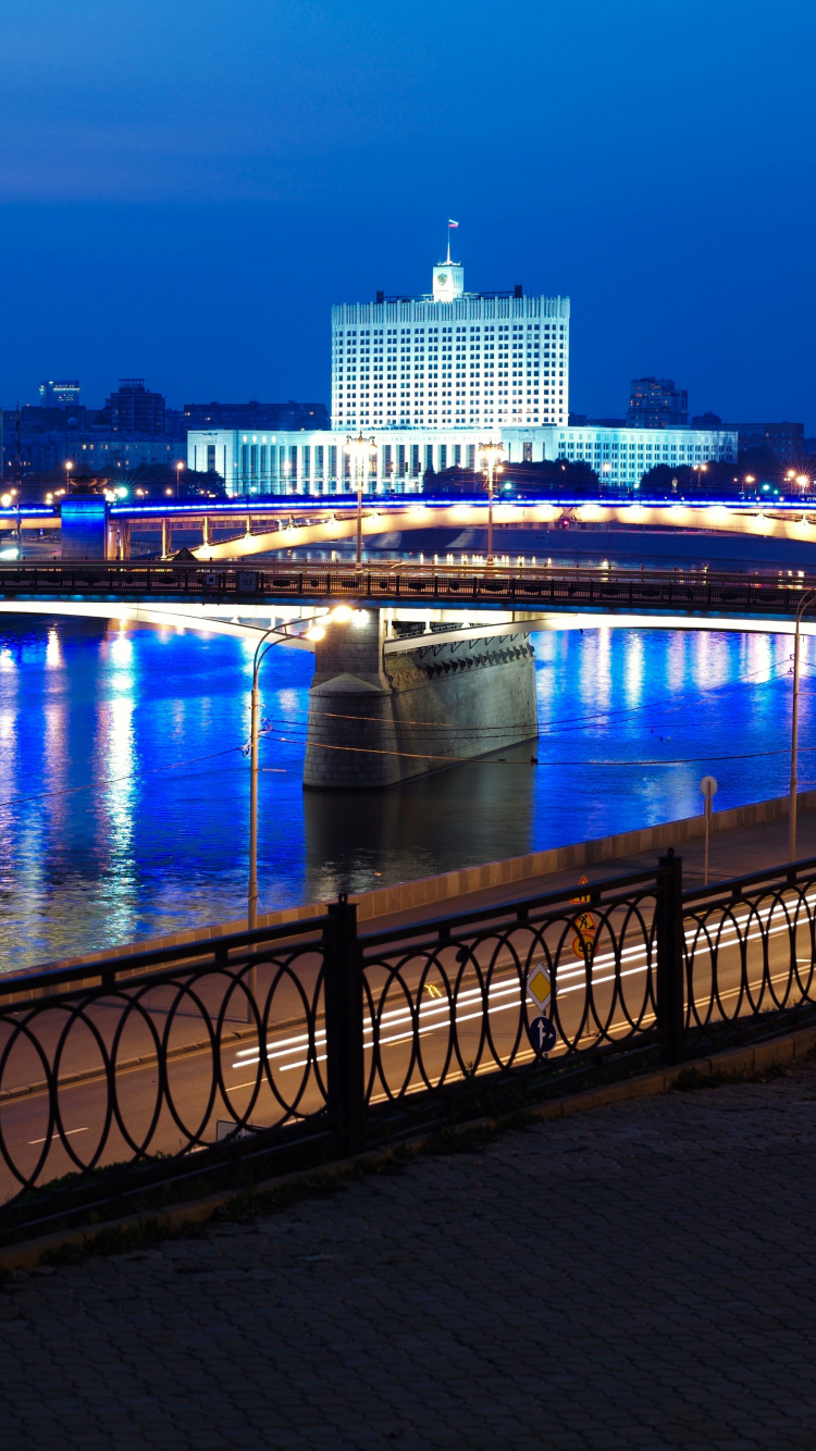 Pont Sur la Rivière Pendant la Nuit. Wallpaper in 750x1334 Resolution