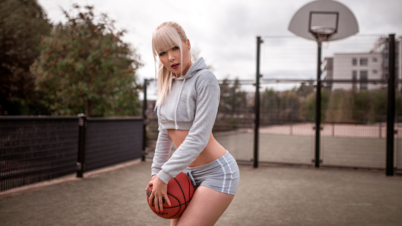 Blonde Asiatische Frauen, T-shirt, Crop Top, Kapuzenpulli, Jeans-Shorts. Wallpaper in 1280x720 Resolution