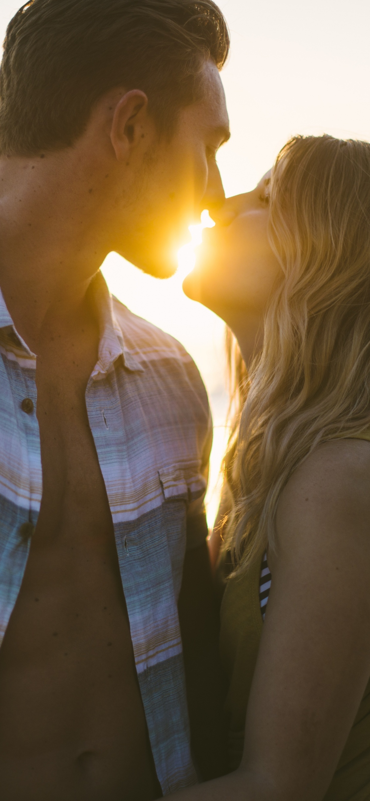 Beso, La Gente en la Naturaleza, Romanticismo, Amor, Retroiluminación. Wallpaper in 1242x2688 Resolution