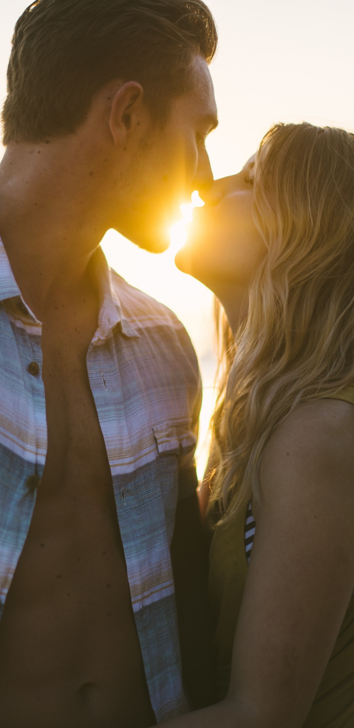 Beso, La Gente en la Naturaleza, Romanticismo, Amor, Retroiluminación. Wallpaper in 1440x2960 Resolution