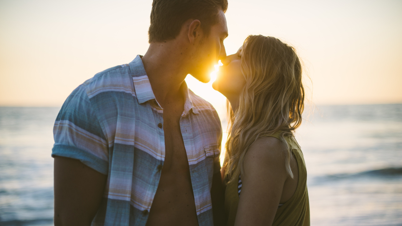 Kiss, People in Nature, Romance, Love, Backlighting. Wallpaper in 1366x768 Resolution