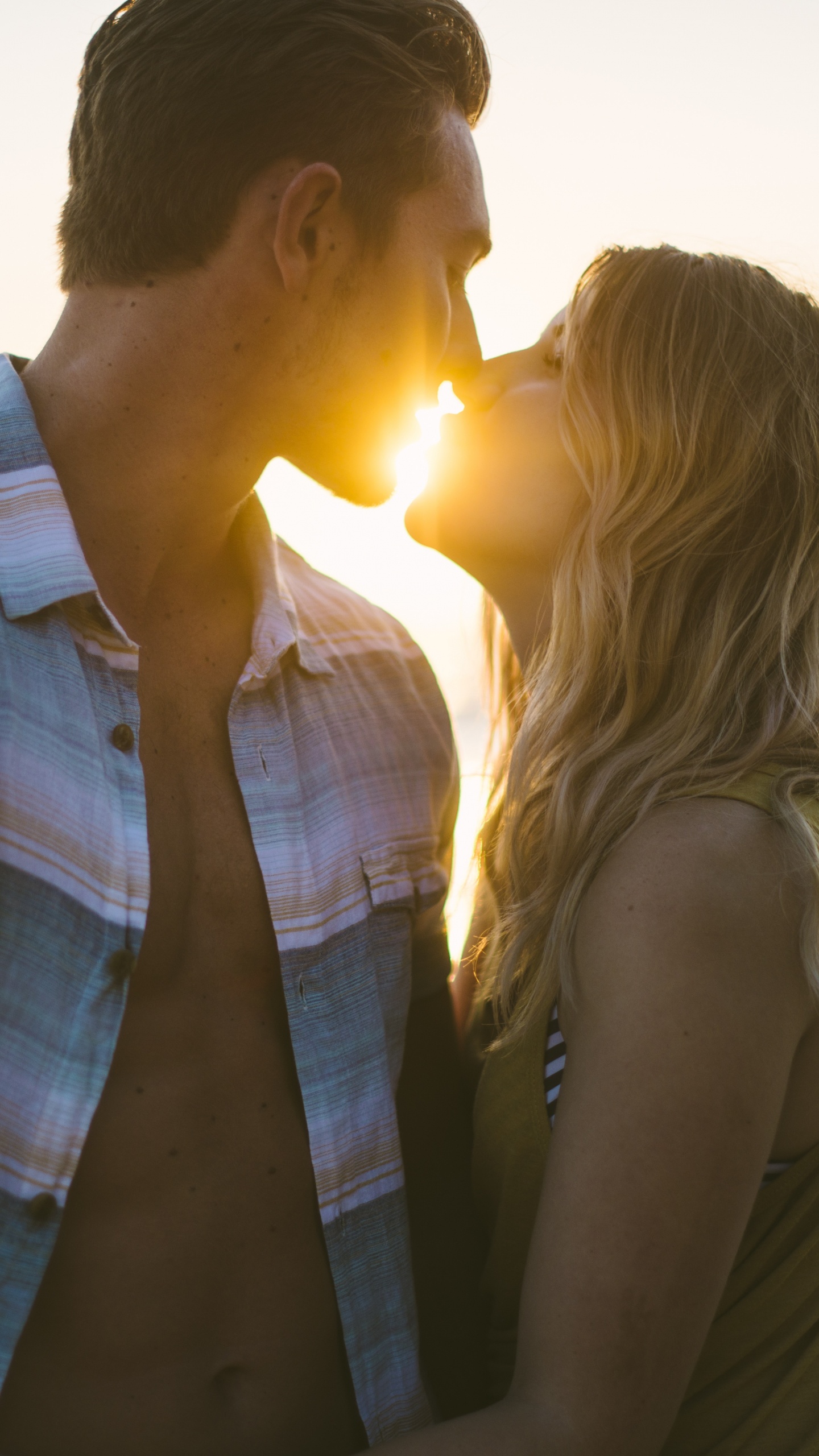 Kiss, People in Nature, Romance, Love, Backlighting. Wallpaper in 1440x2560 Resolution