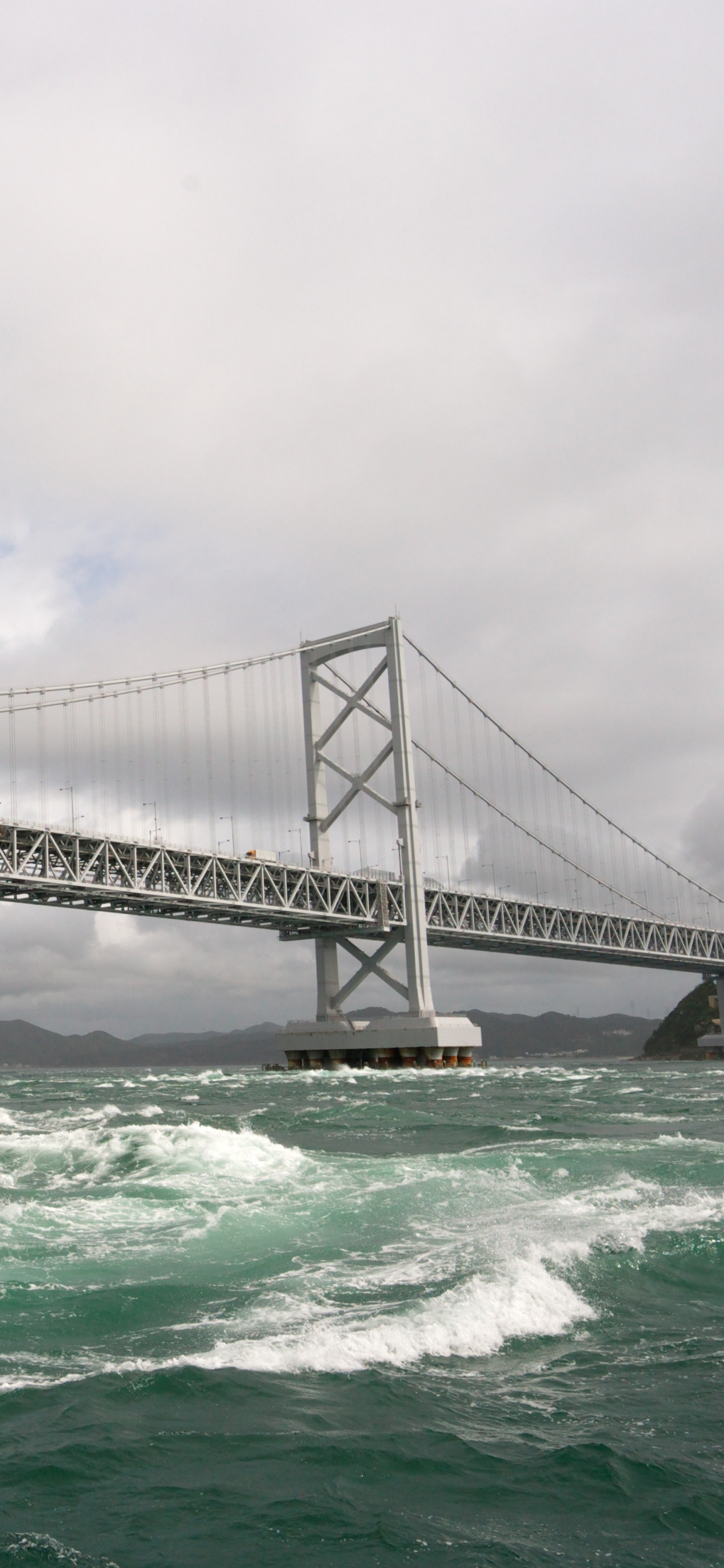 Pont Gris Sur la Mer Pendant la Journée. Wallpaper in 1242x2688 Resolution