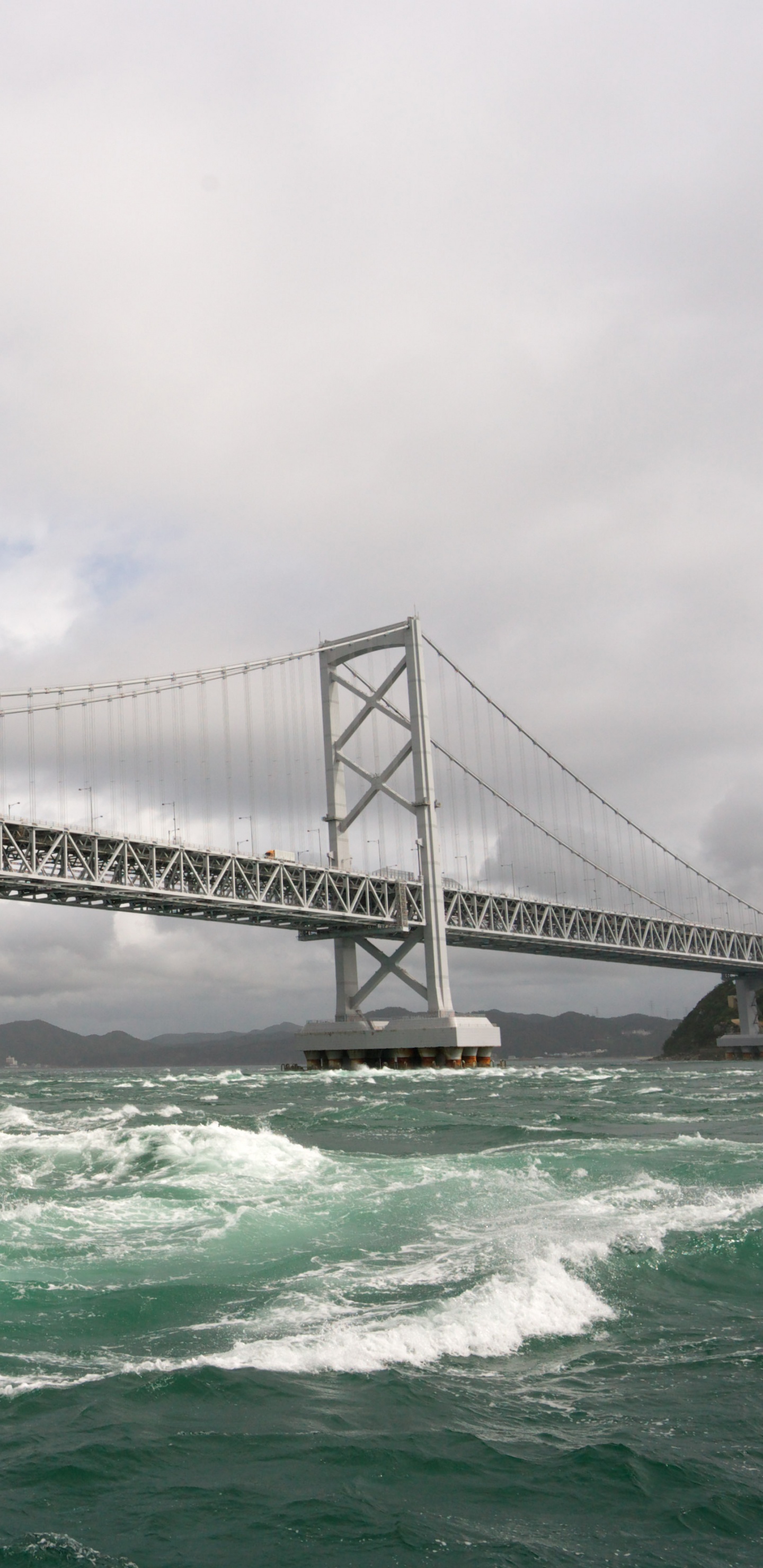 Puente Gris Sobre el Mar Durante el Día. Wallpaper in 1440x2960 Resolution