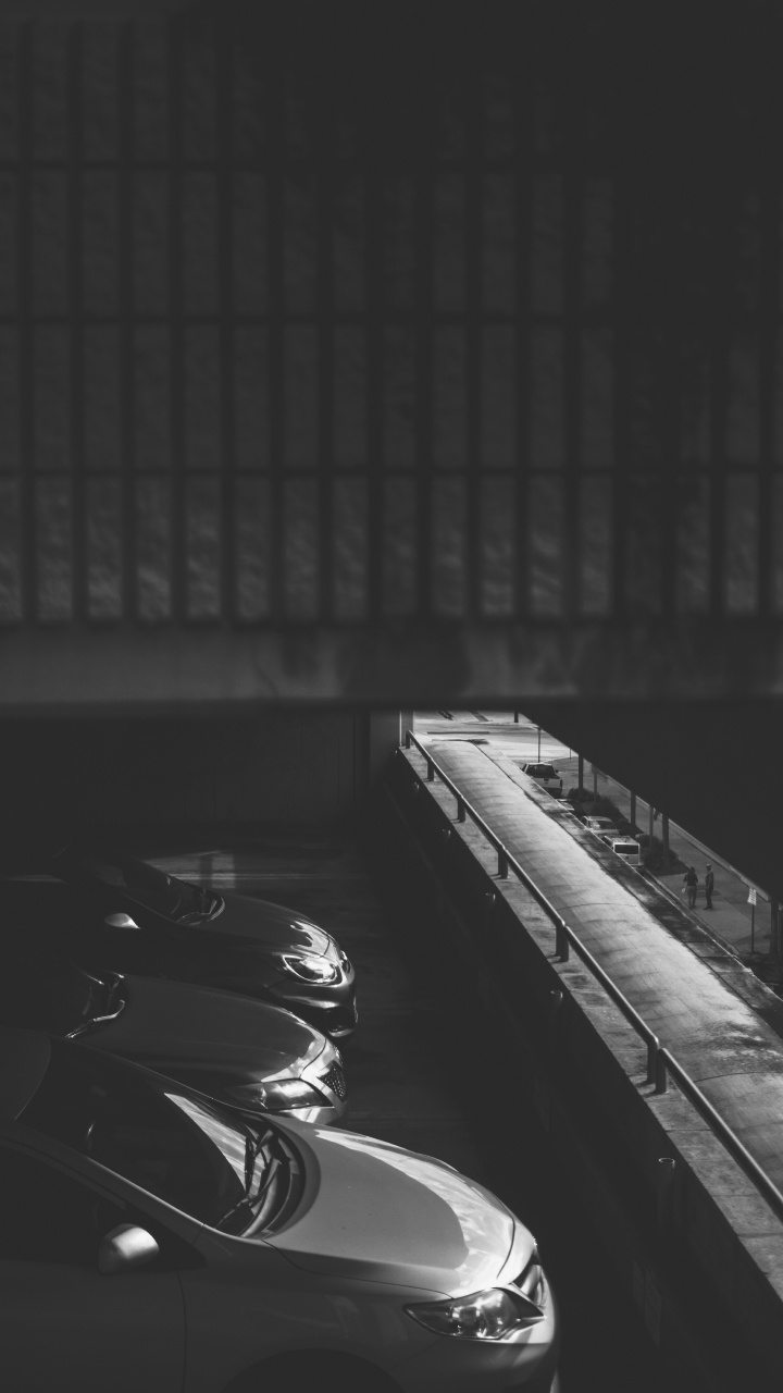 Graustufenfoto Einer Zugschiene. Wallpaper in 720x1280 Resolution