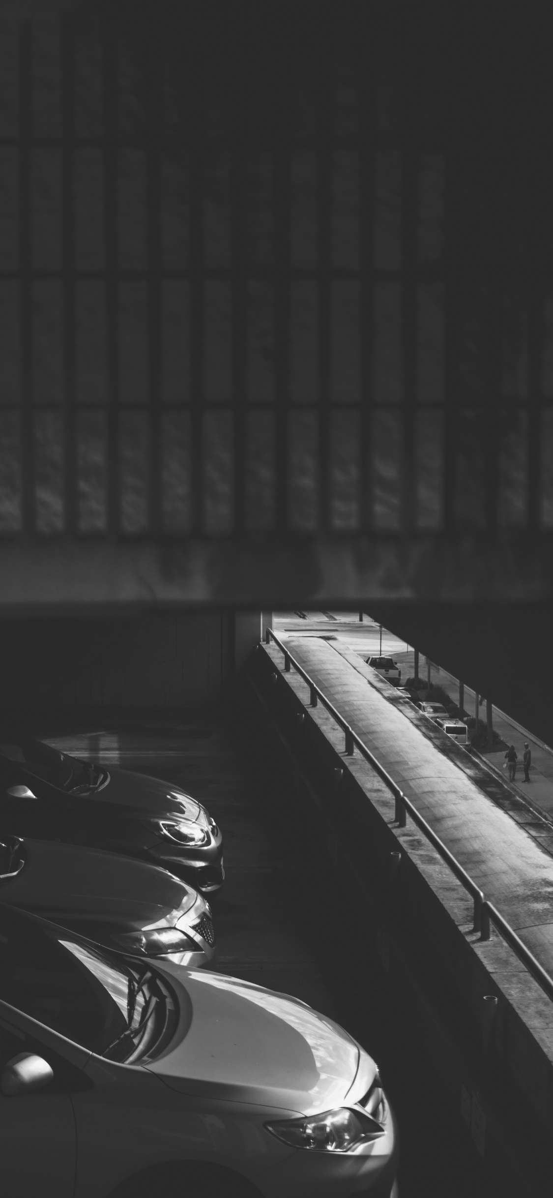 Photo en Niveaux de Gris D'un Rail de Train. Wallpaper in 1125x2436 Resolution