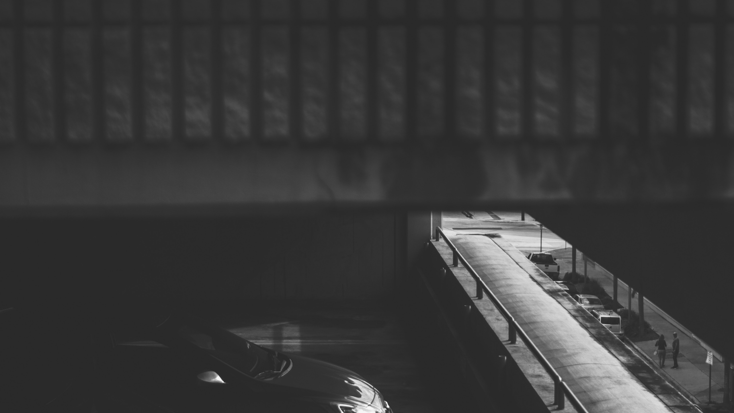 Photo en Niveaux de Gris D'un Rail de Train. Wallpaper in 2560x1440 Resolution