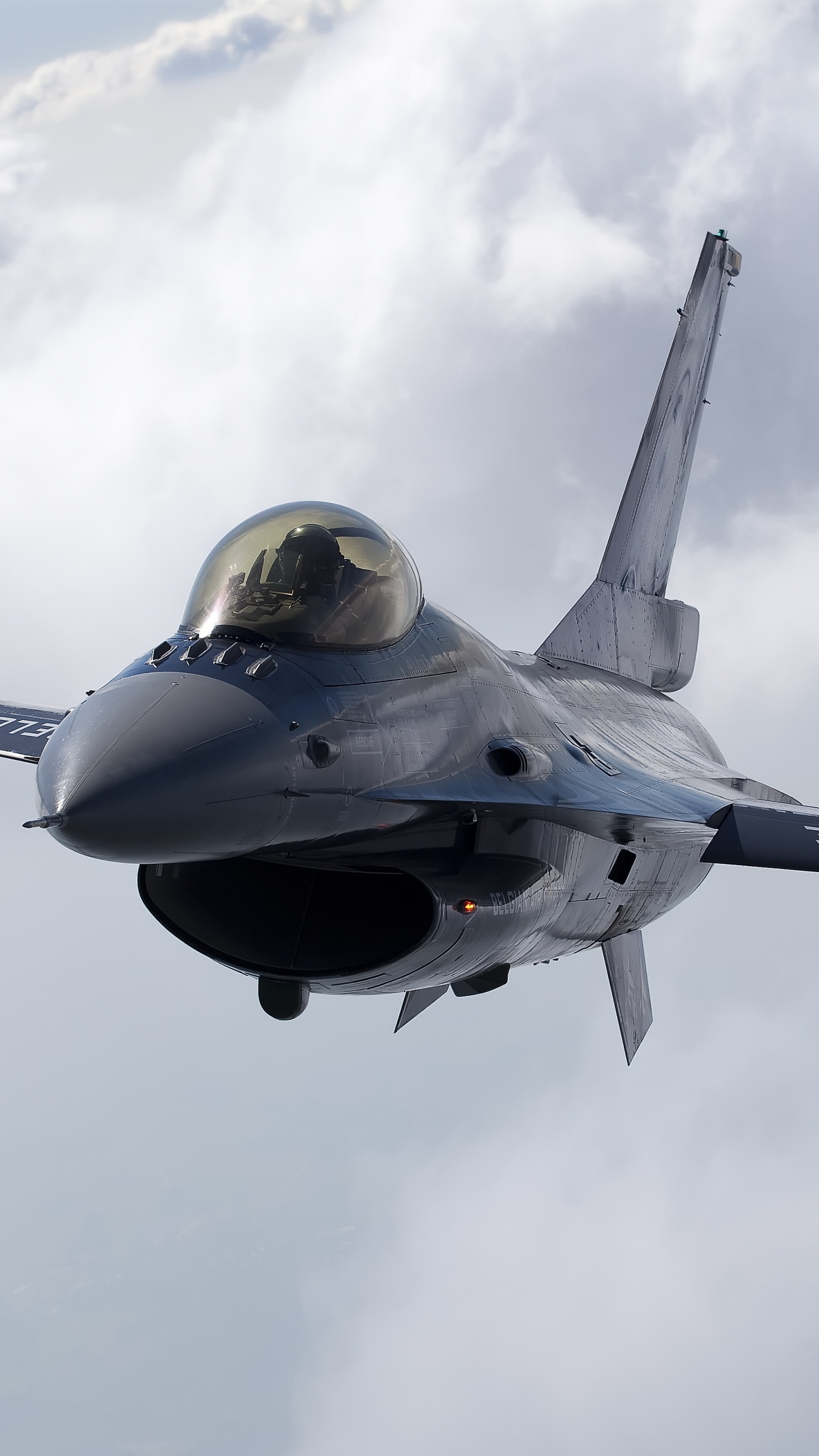 Avion à Réaction Noir et Jaune Dans Les Airs. Wallpaper in 1440x2560 Resolution