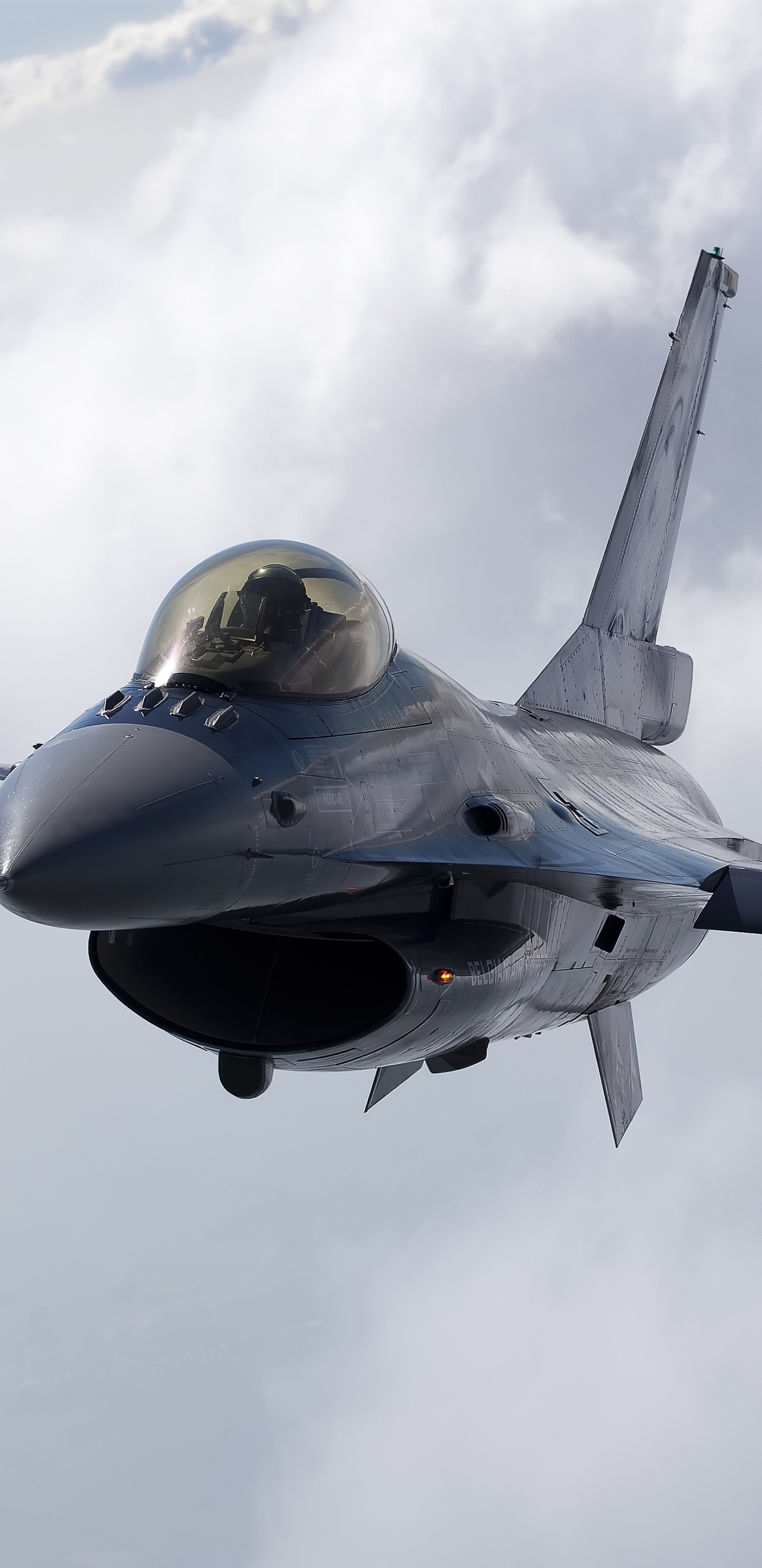 Avion à Réaction Noir et Jaune Dans Les Airs. Wallpaper in 1440x2960 Resolution