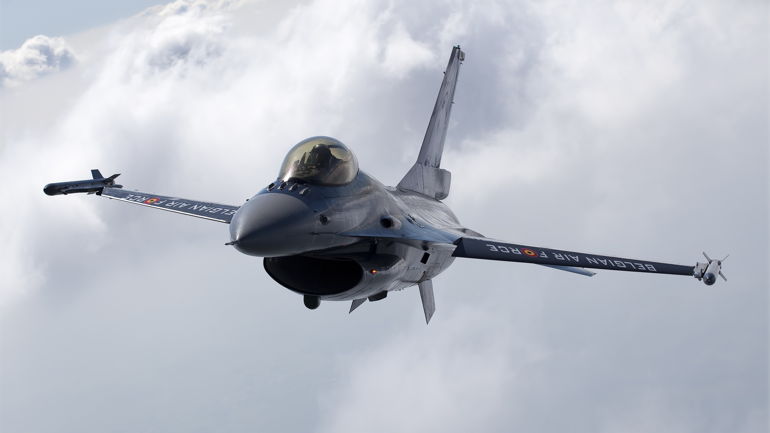 Schwarz-gelbes Düsenflugzeug in Der Luft. Wallpaper in 2560x1440 Resolution