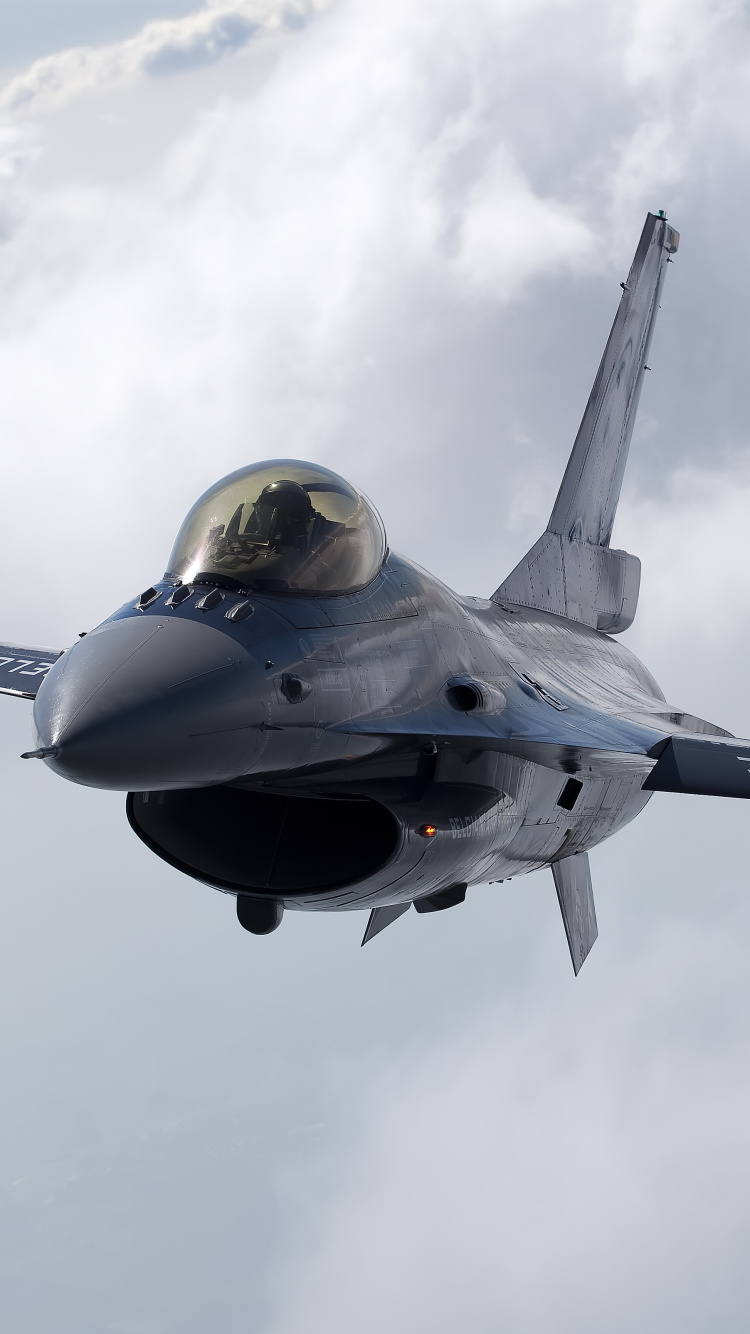 Schwarz-gelbes Düsenflugzeug in Der Luft. Wallpaper in 750x1334 Resolution