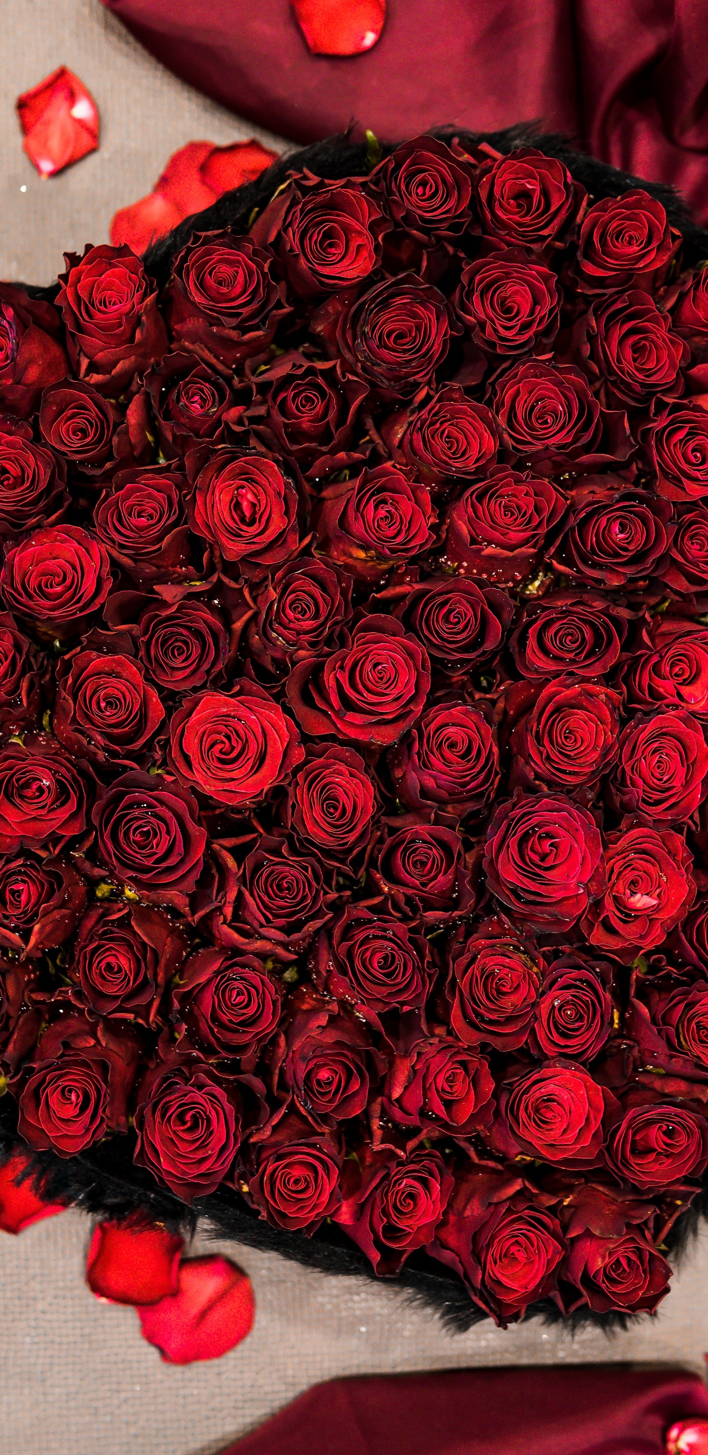 Roter Rosenstrauß Auf Weißem Und Rotem Textil. Wallpaper in 1440x2960 Resolution