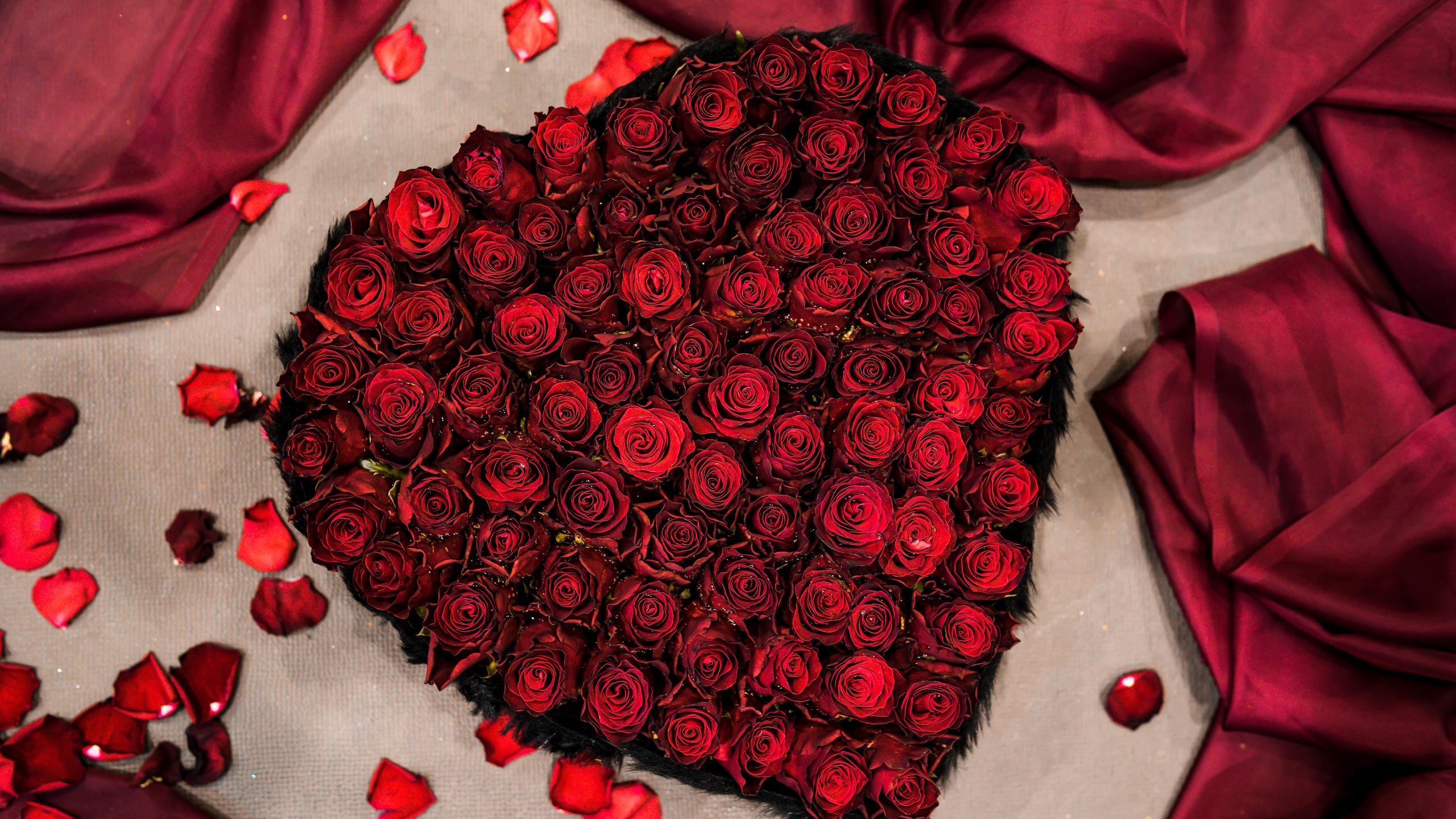 Red Rose Bouquet on White and Red Textile. Wallpaper in 2560x1440 Resolution