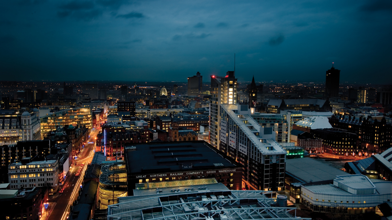 Stadt Mit Hochhäusern Während Der Nacht. Wallpaper in 1366x768 Resolution