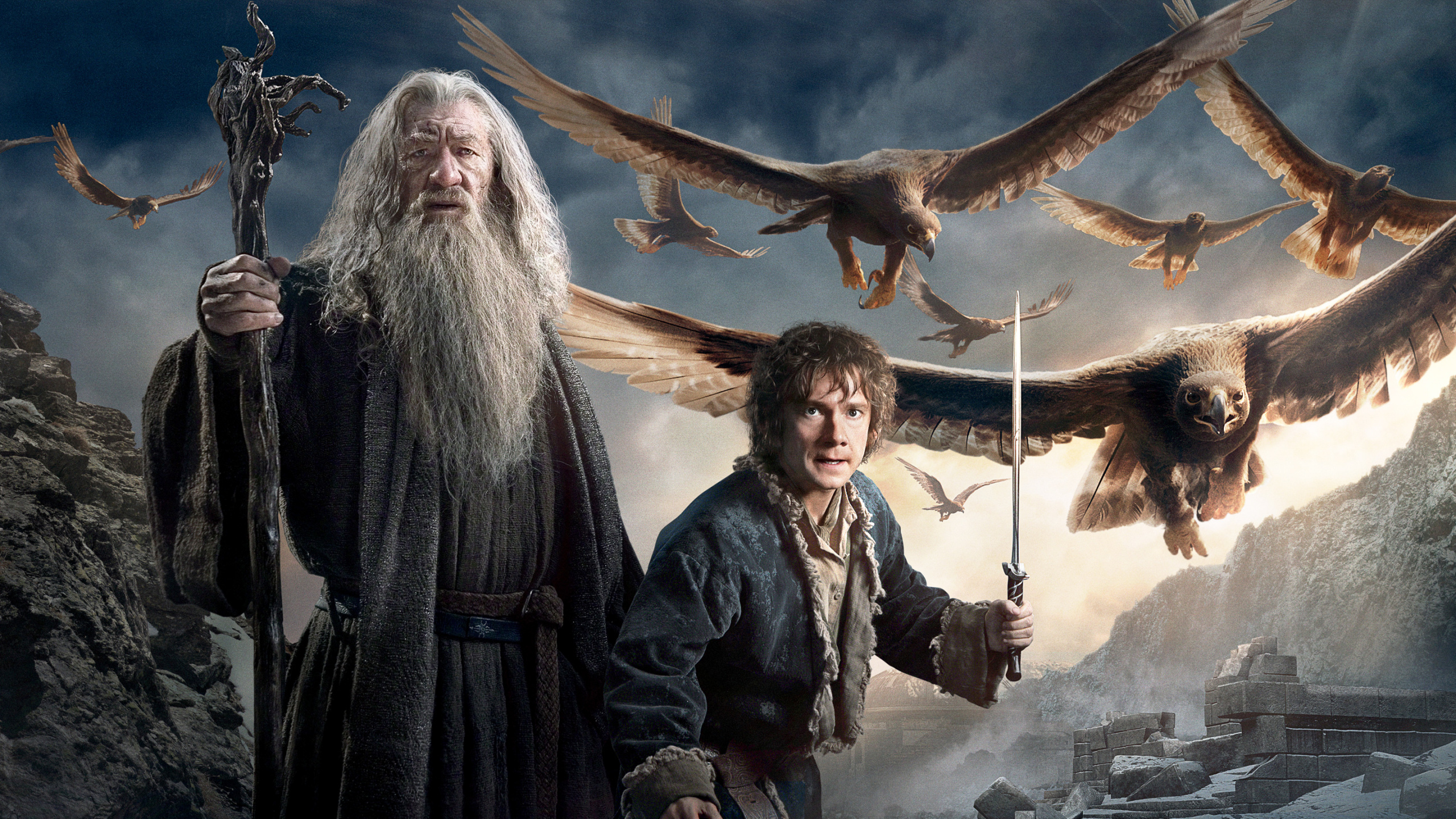 Mann im Schwarzen Gewand, Der Ein Schwert Hält. Wallpaper in 2560x1440 Resolution