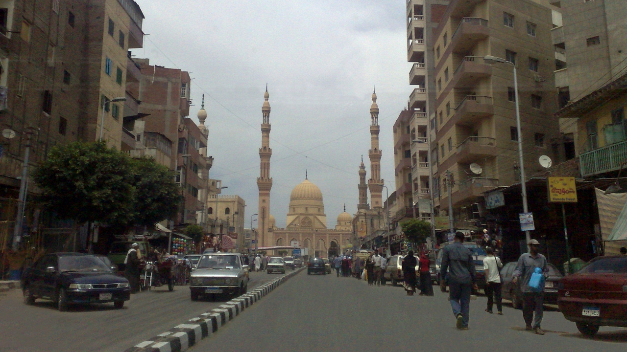 People Walking on Street Near Brown Concrete Building During Daytime. Wallpaper in 1280x720 Resolution