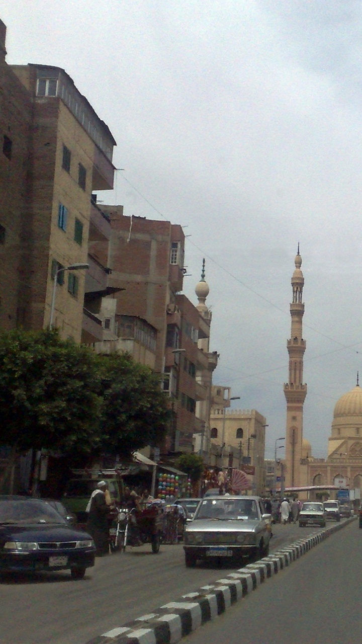Personnes Marchant Dans la Rue Près D'un Bâtiment en Béton Brun Pendant la Journée. Wallpaper in 720x1280 Resolution