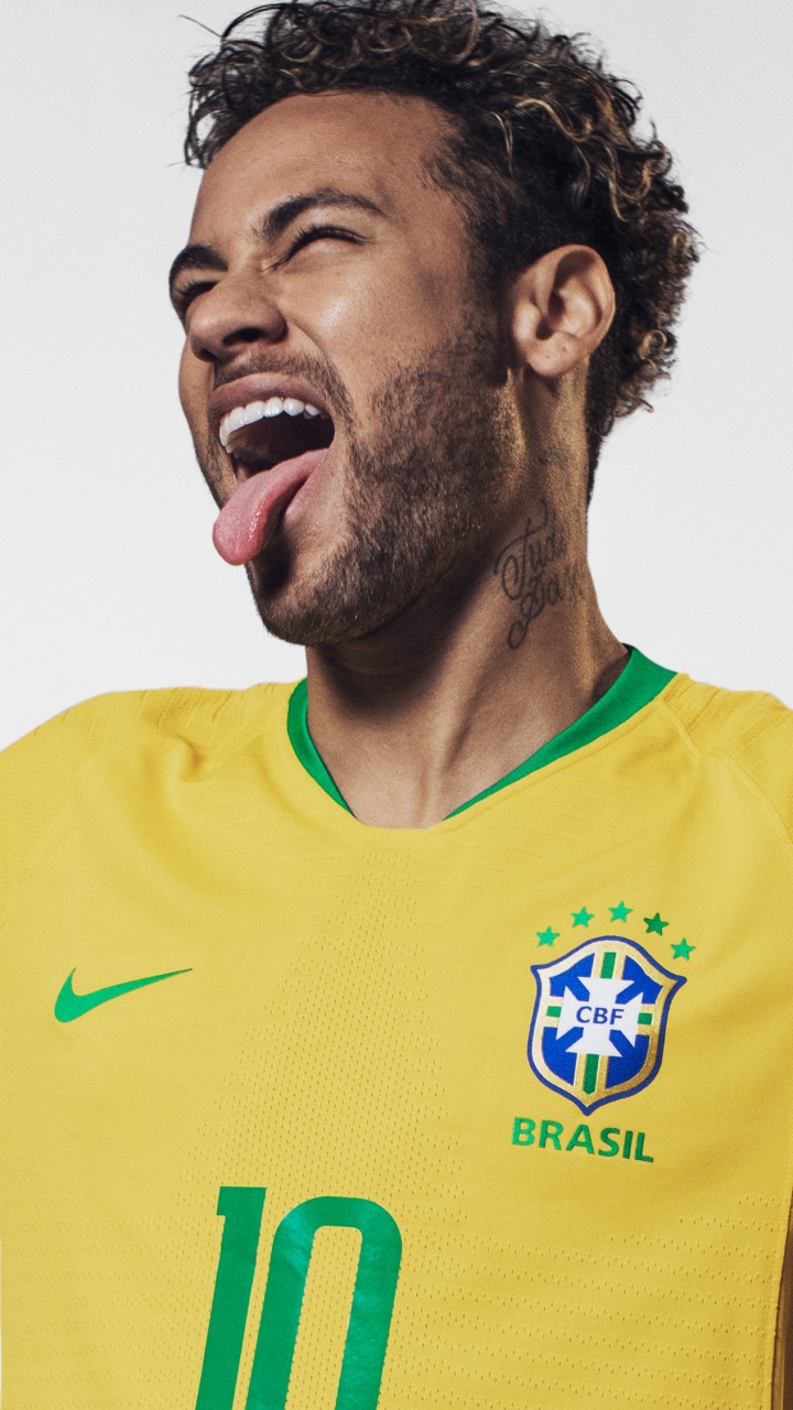 Hombre Con Camisa Amarilla de Cuello Redondo Nike. Wallpaper in 720x1280 Resolution