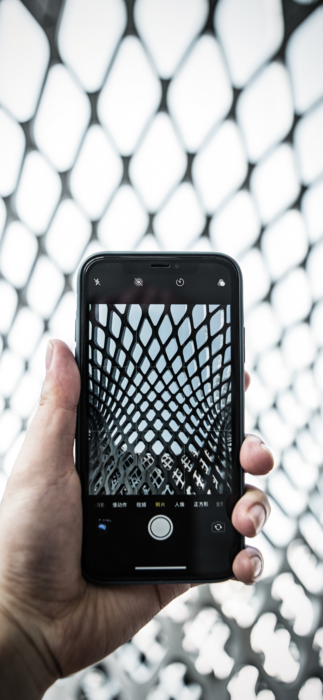 Person Mit Schwarzem IPhone 5. Wallpaper in 1242x2688 Resolution