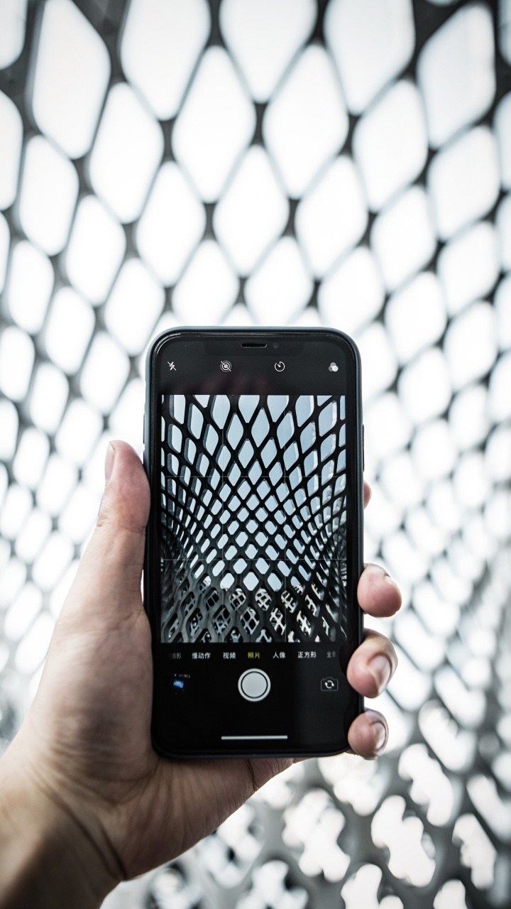 Person Mit Schwarzem IPhone 5. Wallpaper in 720x1280 Resolution