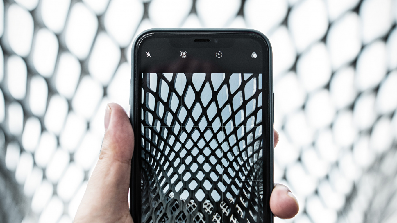 Persona Con Iphone 5 Negro. Wallpaper in 1366x768 Resolution