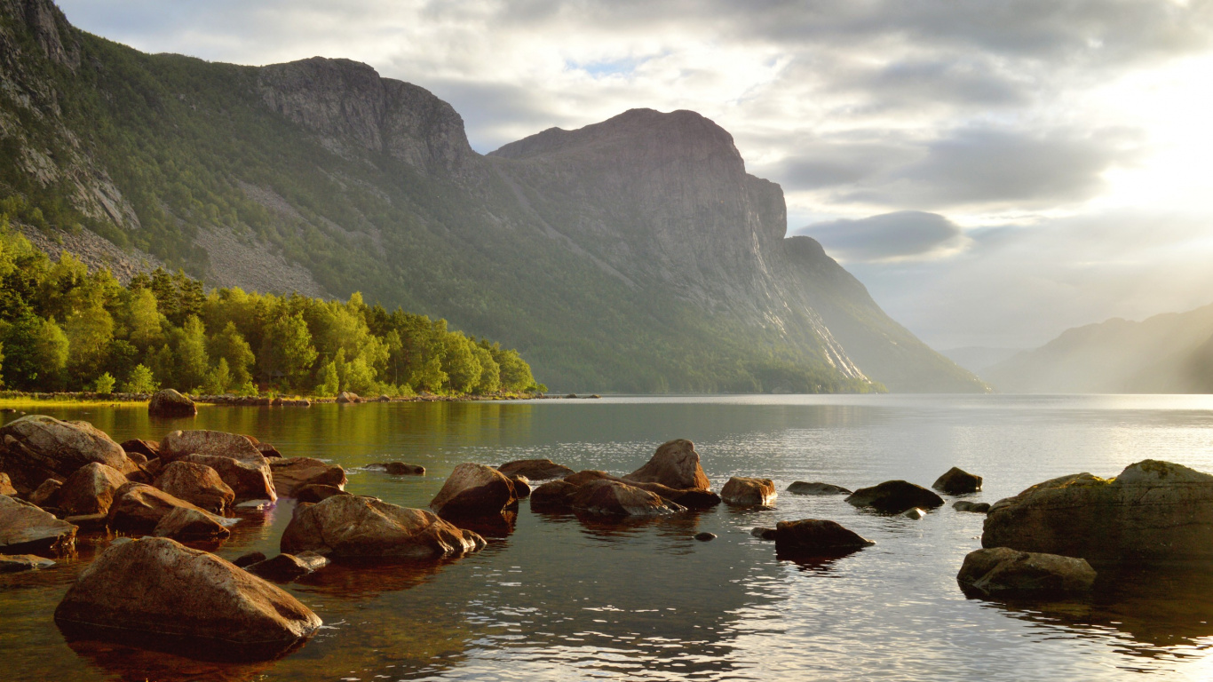 Brown Rocks on River Near Green Mountain During Daytime. Wallpaper in 1366x768 Resolution