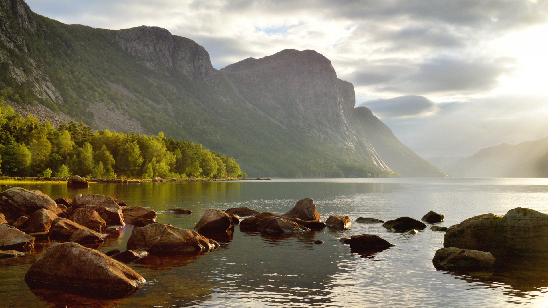 Brown Rocks on River Near Green Mountain During Daytime. Wallpaper in 1920x1080 Resolution
