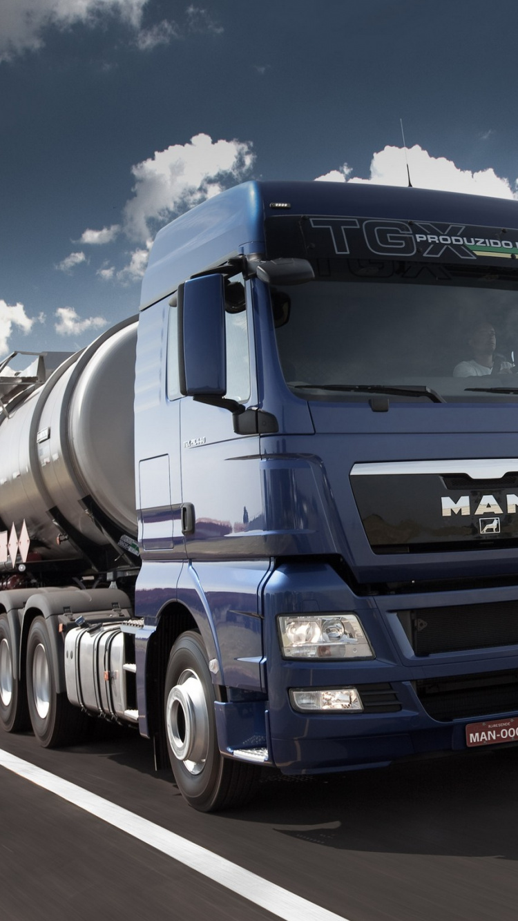 Blau-weißer LKW Auf Der Straße Unter Blauem Himmel Tagsüber. Wallpaper in 750x1334 Resolution