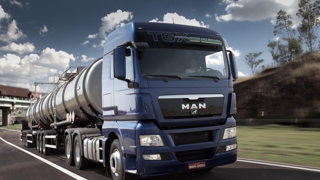 Camion Bleu et Blanc Sur Route Sous Ciel Bleu Pendant la Journée. Wallpaper in 1280x720 Resolution