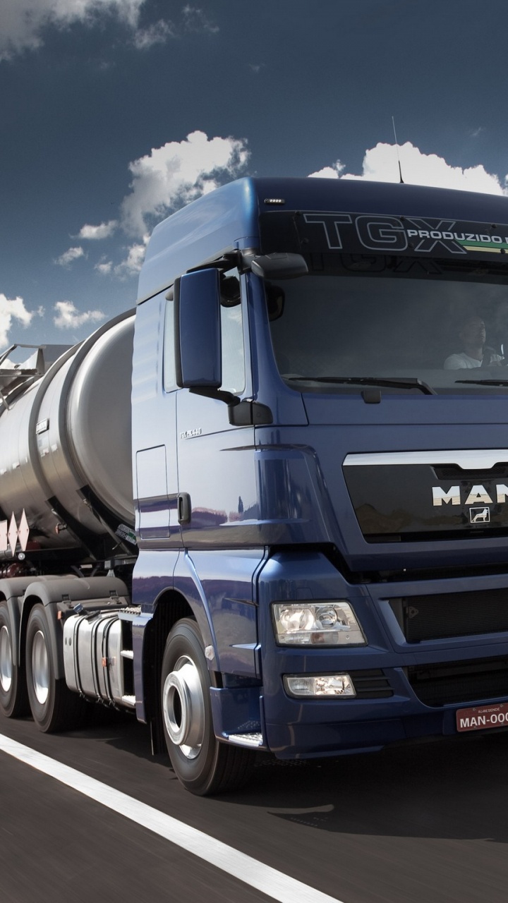 Camion Bleu et Blanc Sur Route Sous Ciel Bleu Pendant la Journée. Wallpaper in 720x1280 Resolution