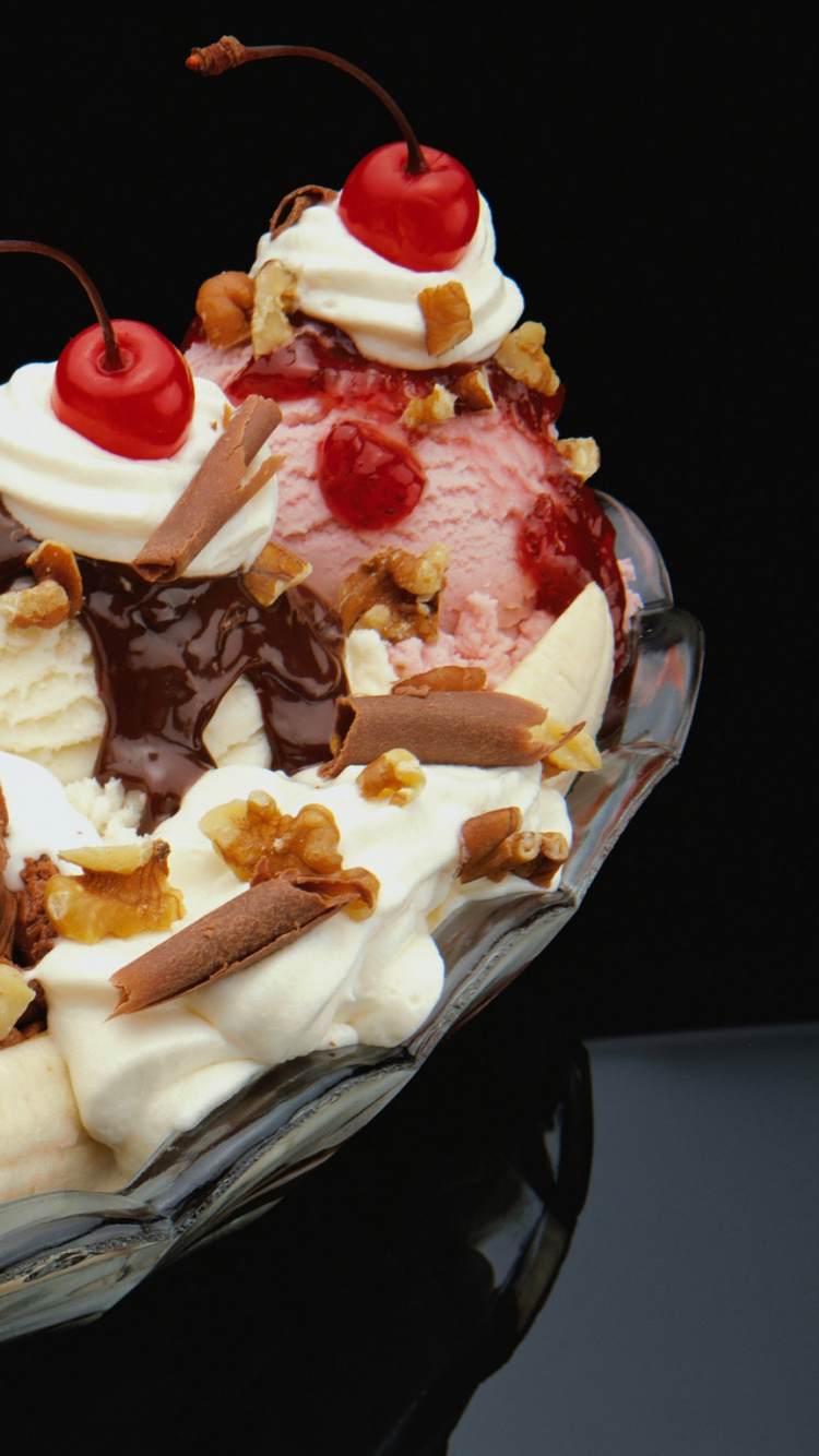 Tarta de Chocolate Con Glaseado Blanco Encima. Wallpaper in 750x1334 Resolution