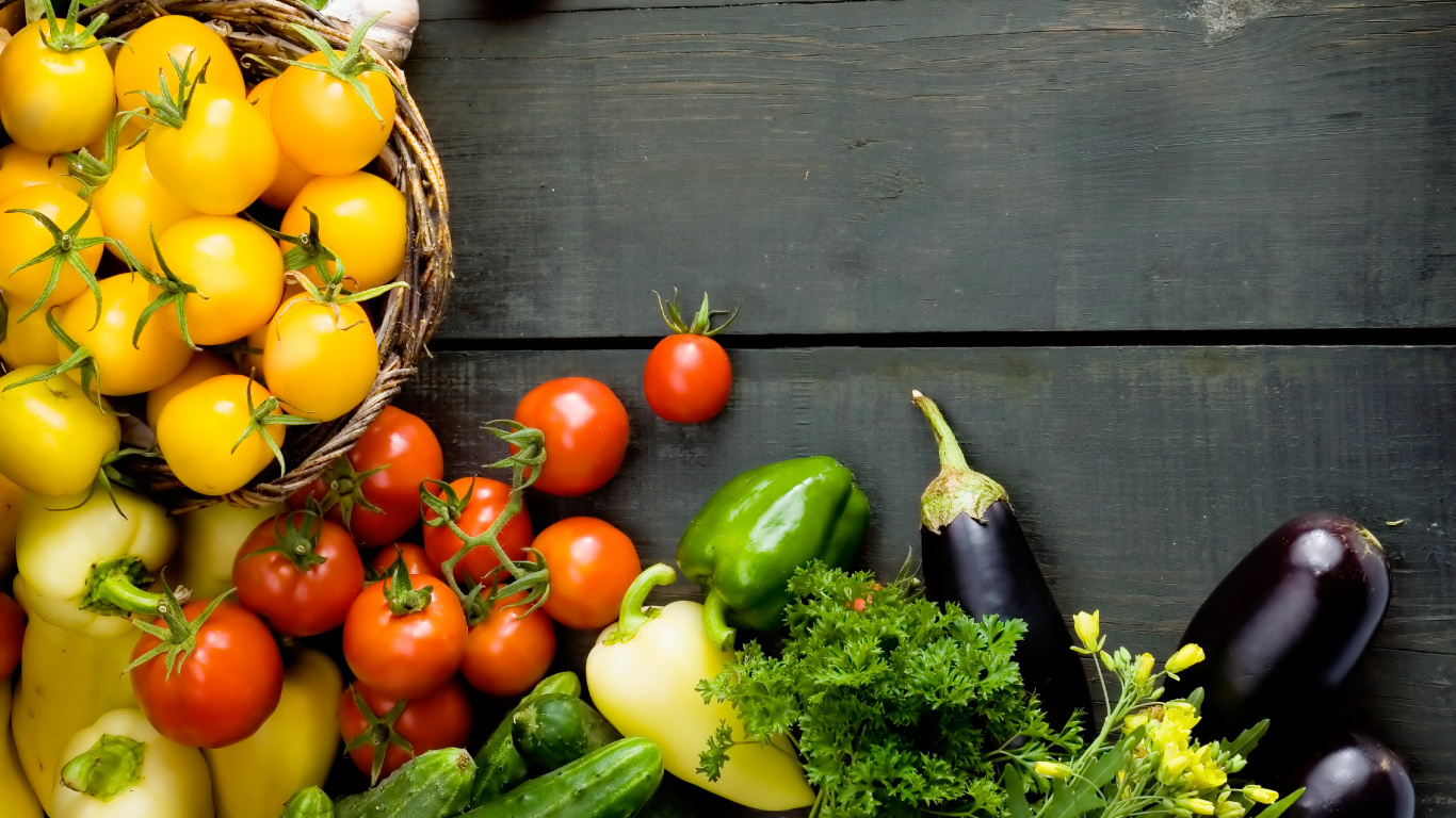 Poivrons Rouges et Verts Jaunes et Ail Sur Une Table en Bois Marron. Wallpaper in 1366x768 Resolution