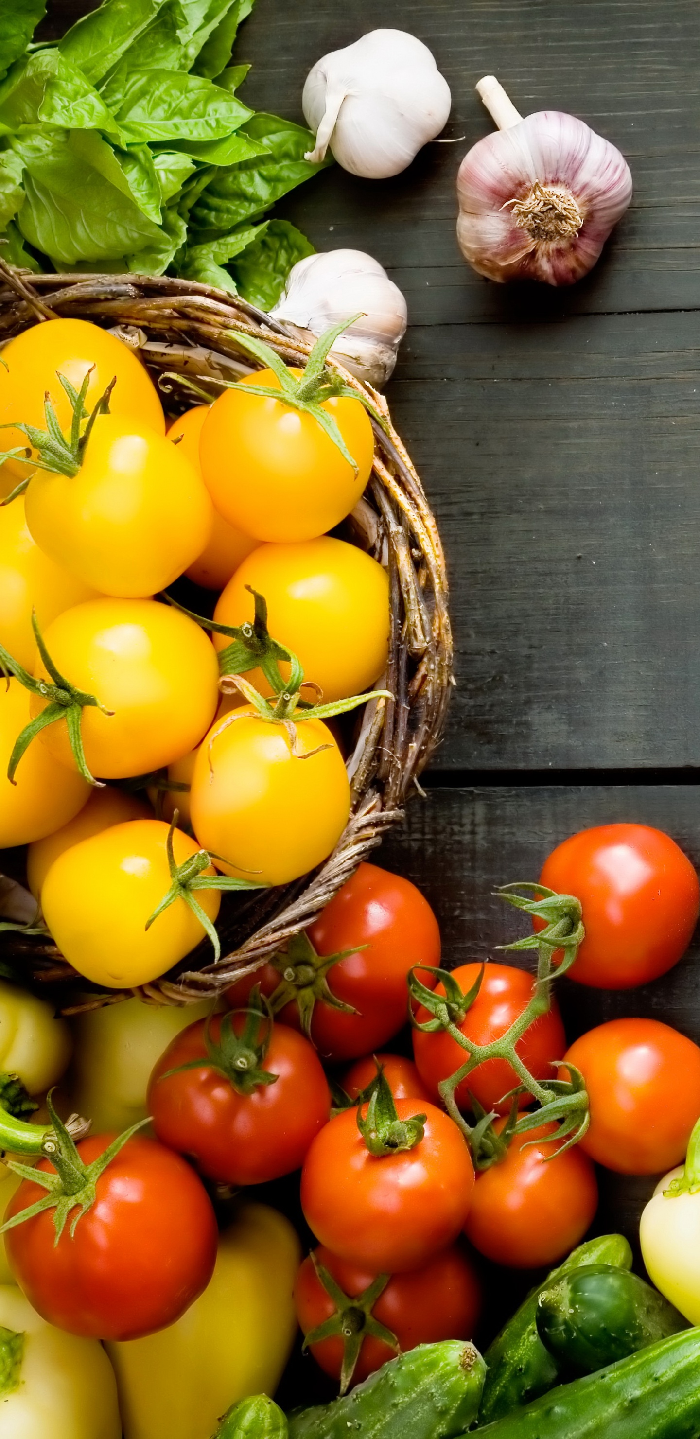 Gelbe Rote Und Grüne Paprika Und Knoblauch Auf Braunem Holztisch. Wallpaper in 1440x2960 Resolution