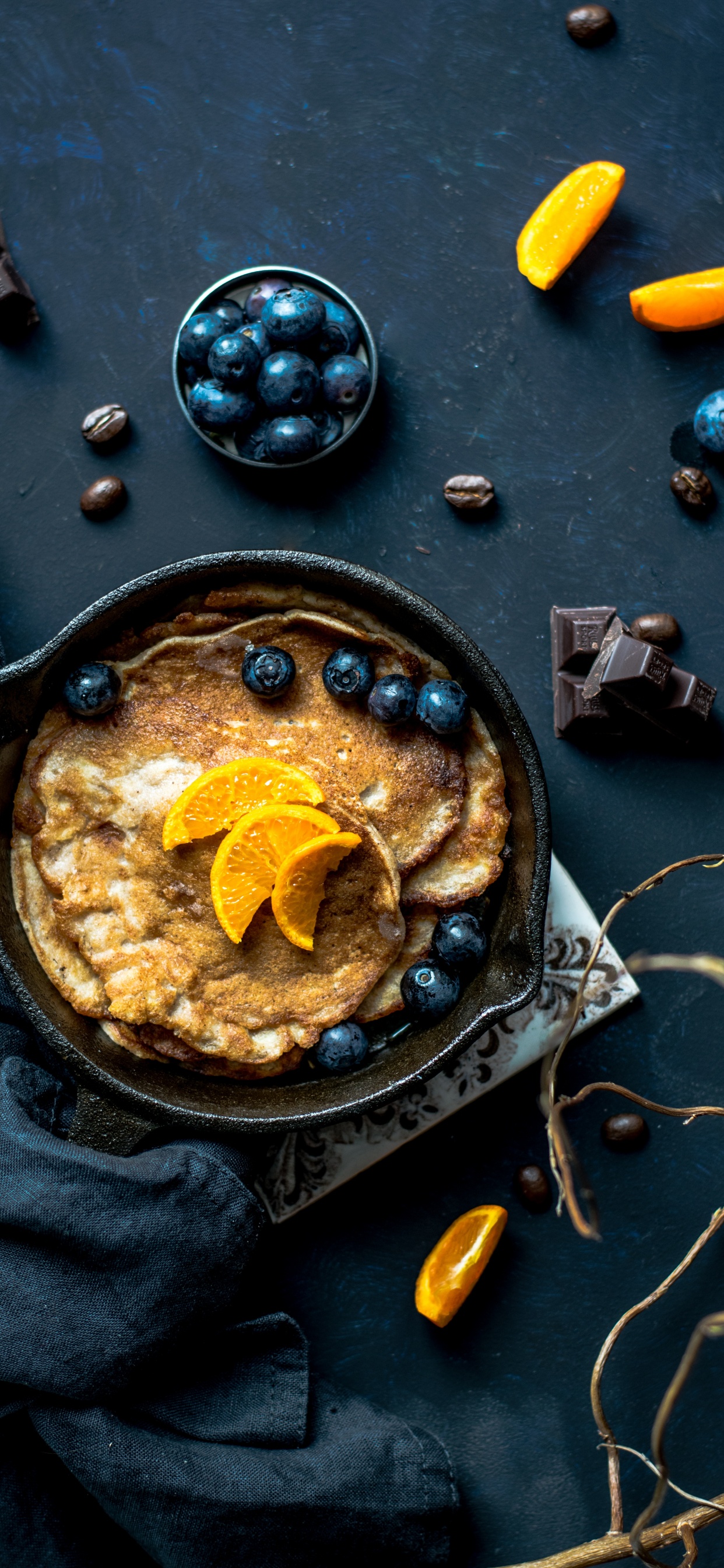 Black Round Plate With Brown and Yellow Food. Wallpaper in 1242x2688 Resolution