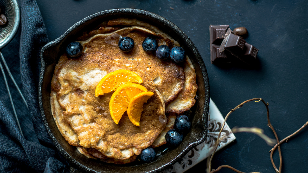 Black Round Plate With Brown and Yellow Food. Wallpaper in 1280x720 Resolution