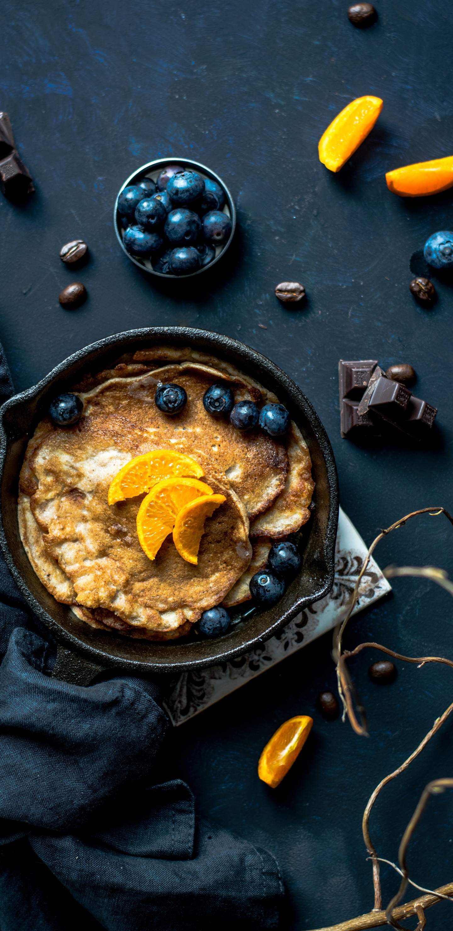 Black Round Plate With Brown and Yellow Food. Wallpaper in 1440x2960 Resolution