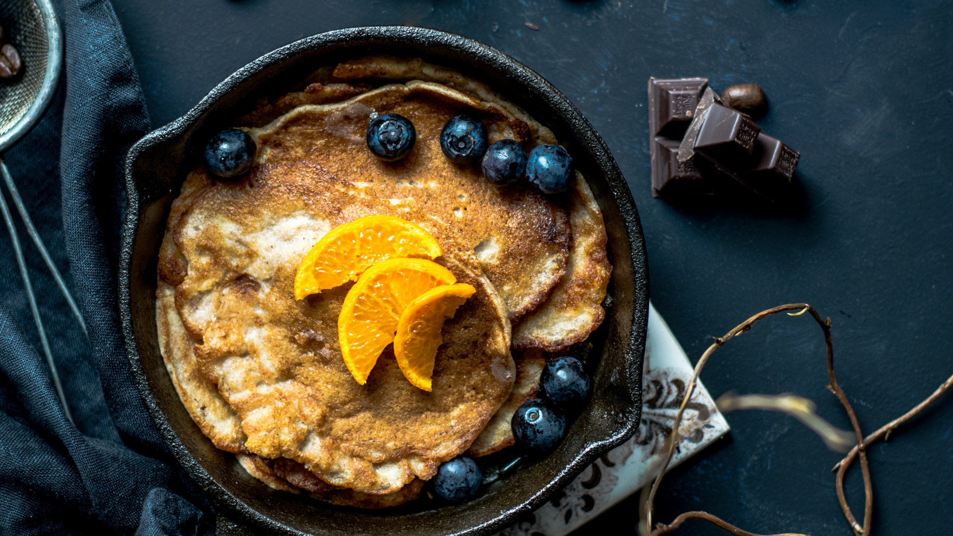Black Round Plate With Brown and Yellow Food. Wallpaper in 1920x1080 Resolution