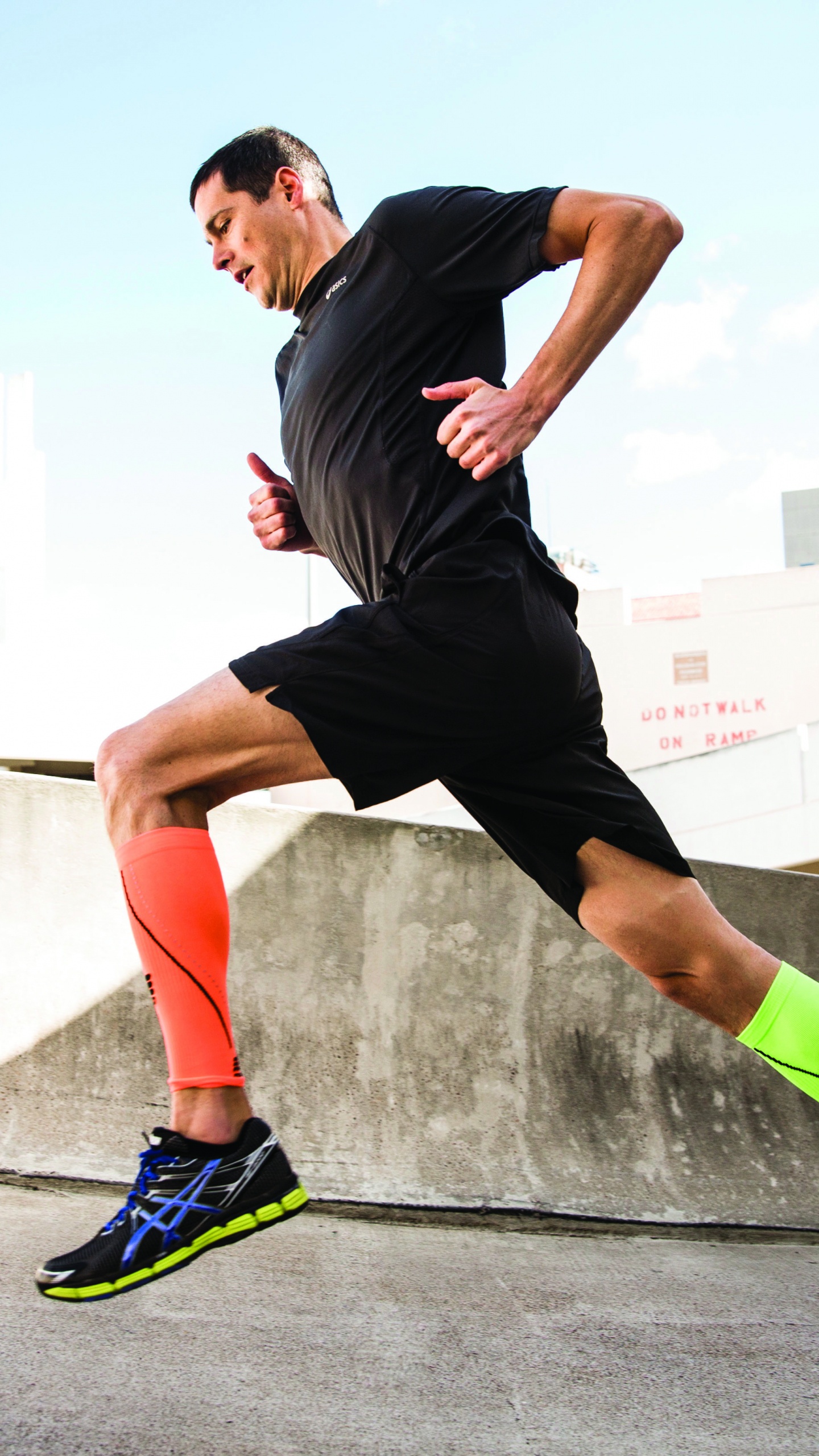 Mann in Schwarzem T-Shirt Und Schwarzen Shorts, Der Tagsüber Auf Grauer Betonstraße Läuft Running. Wallpaper in 1440x2560 Resolution