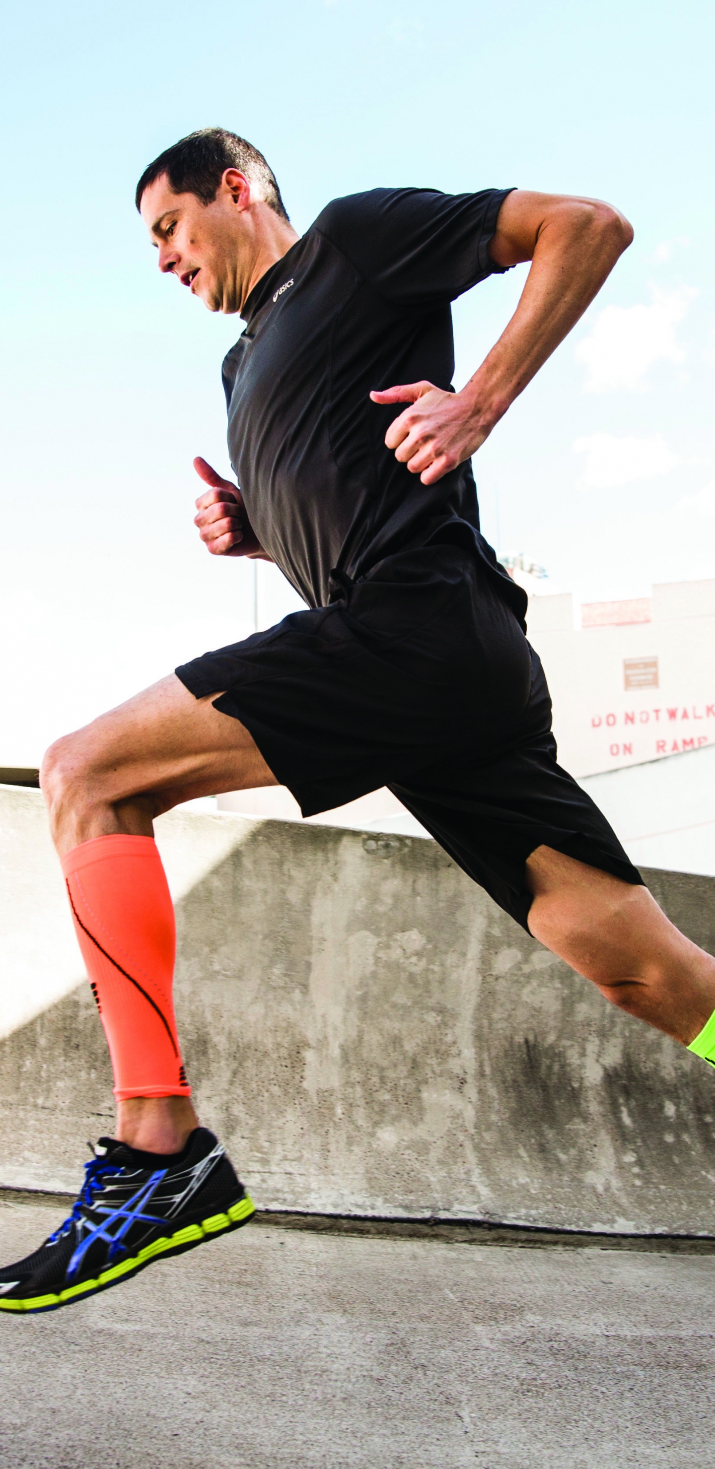Mann in Schwarzem T-Shirt Und Schwarzen Shorts, Der Tagsüber Auf Grauer Betonstraße Läuft Running. Wallpaper in 1440x2960 Resolution