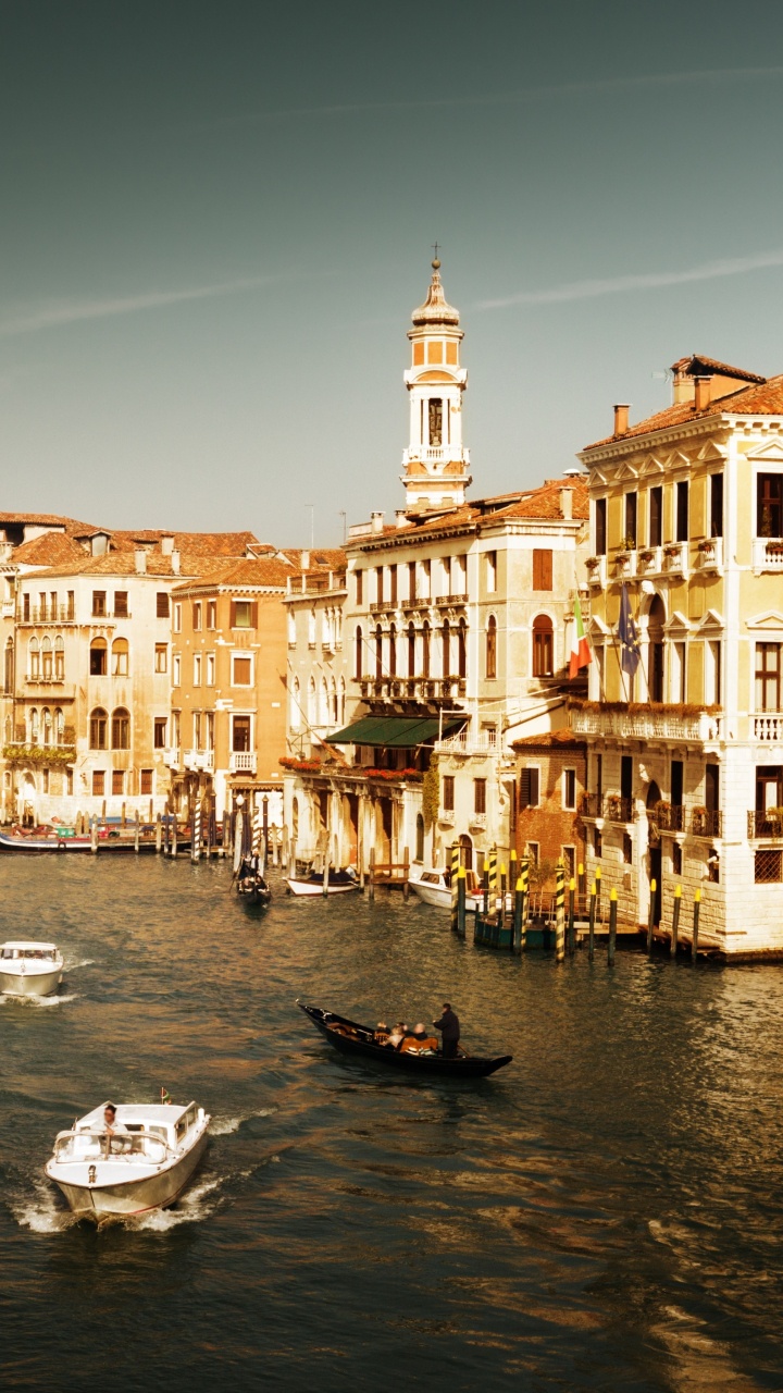 Barco Blanco Sobre el Agua Cerca Del Edificio de Hormigón Durante el Día. Wallpaper in 720x1280 Resolution